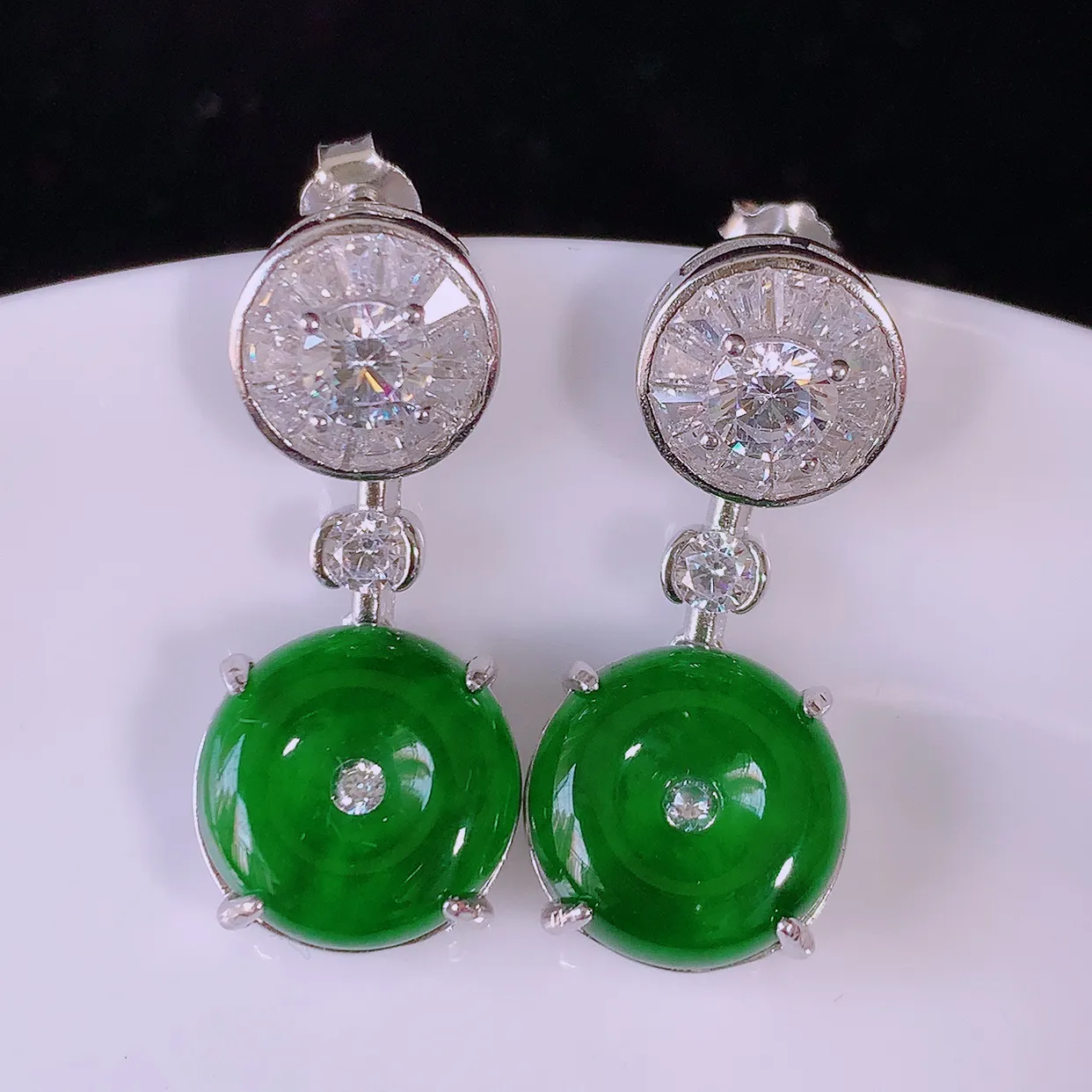 冰透满绿翡翠925银镶嵌平安扣耳坠，自然光实拍，翠色灵动，颜色漂亮，种老水足，品相佳，佩戴佳品！#97.13整体27.5-11.6*5.2裸石11.6-11.6