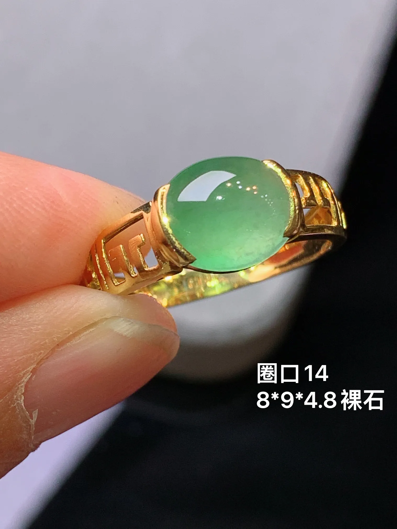 18k金镶嵌晴绿蛋面戒指 玉质细腻 色泽艳丽清新 圈口14 裸石尺寸8*9*4.8