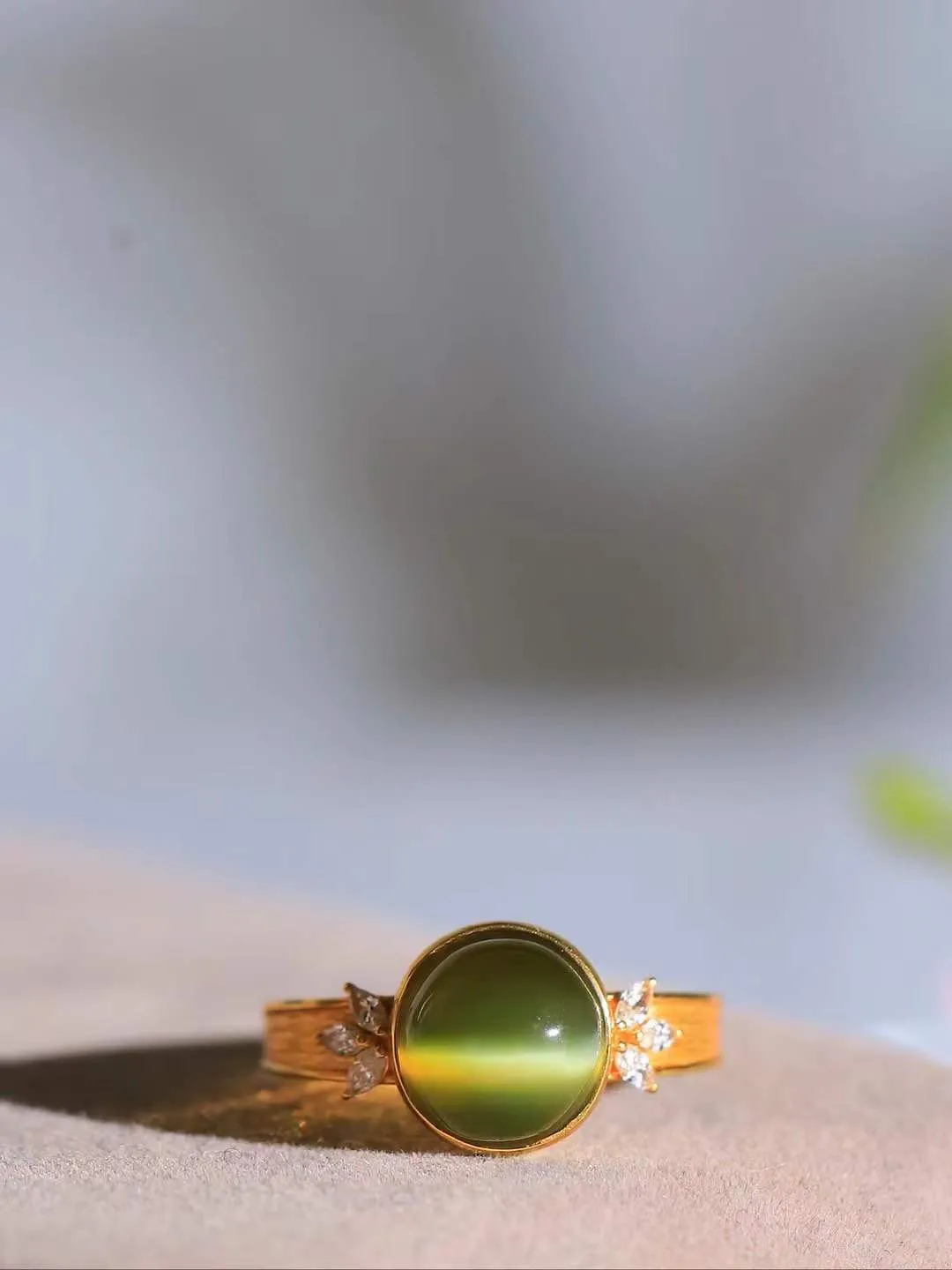 【金镶玉.戒指】

精品和田玉碧玉猫眼18k金镶嵌戒指 玉质细腻温润 油性十足 ，不论时光如何流转变