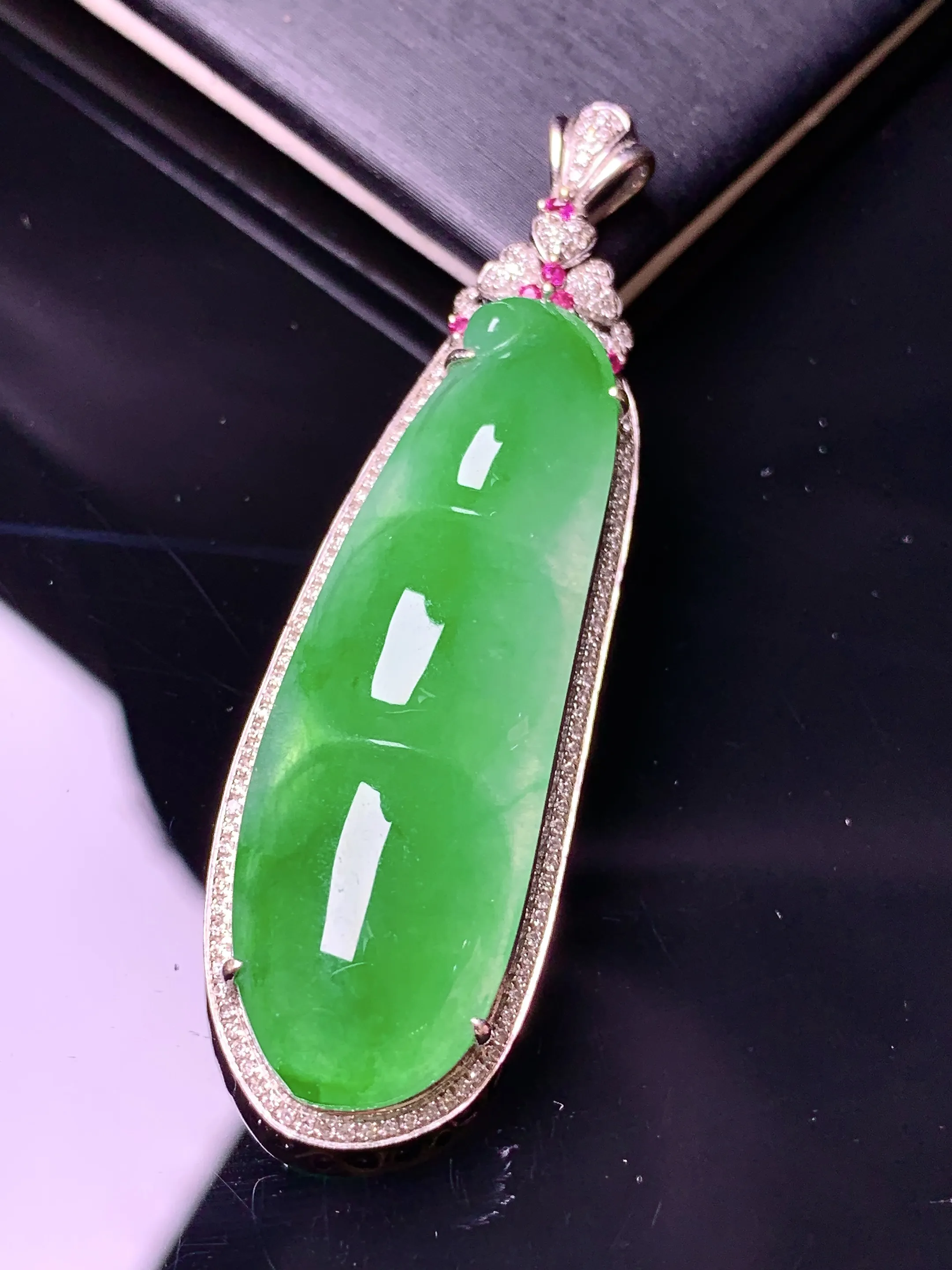 18k金钻镶嵌翠绿四季豆吊坠 玉质细腻 色泽艳丽清新 整体尺寸54.7*16.2*8.8