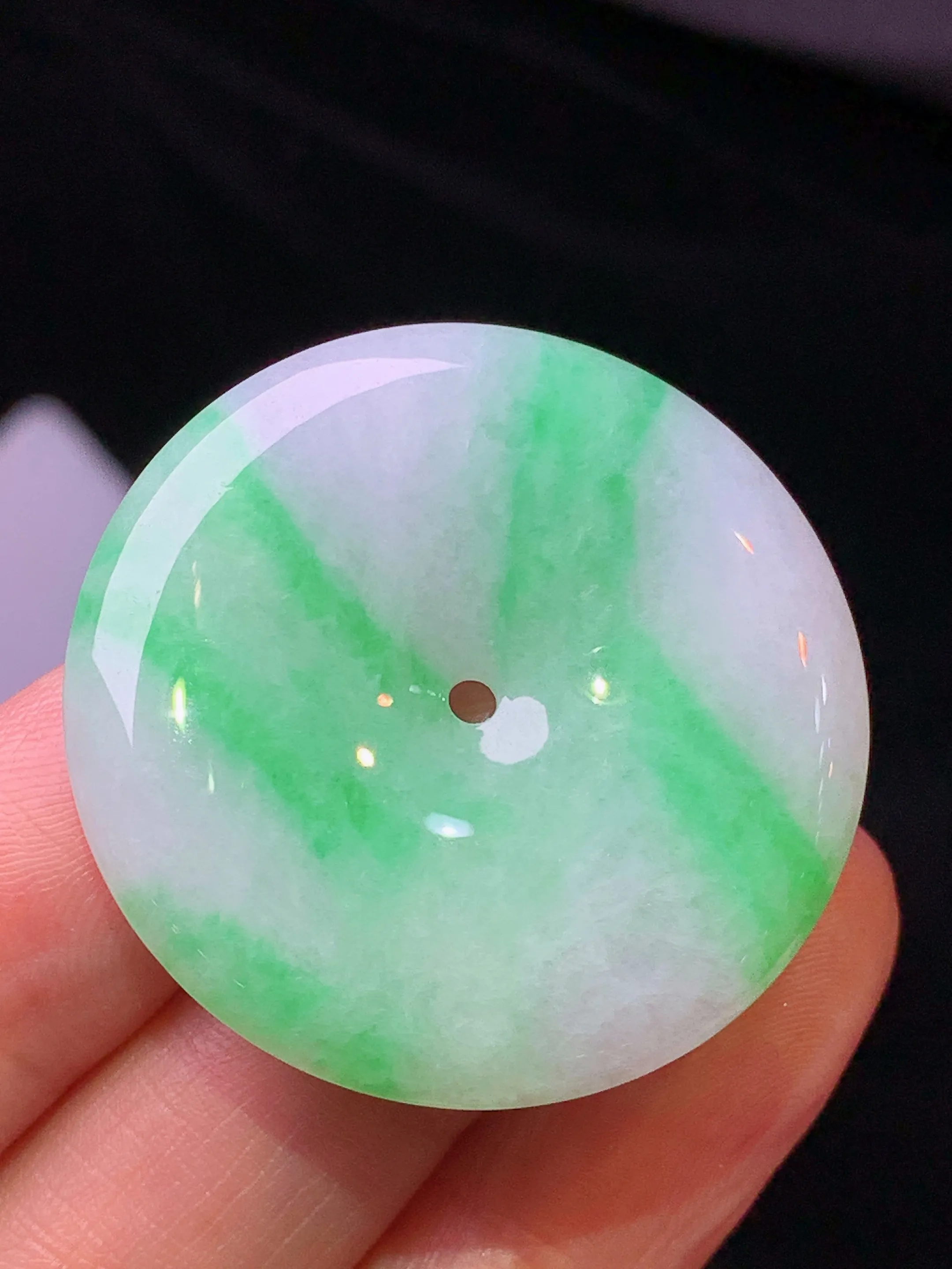 飘绿平安扣吊坠 玉质细腻 色泽艳丽清新 整体尺寸33*5