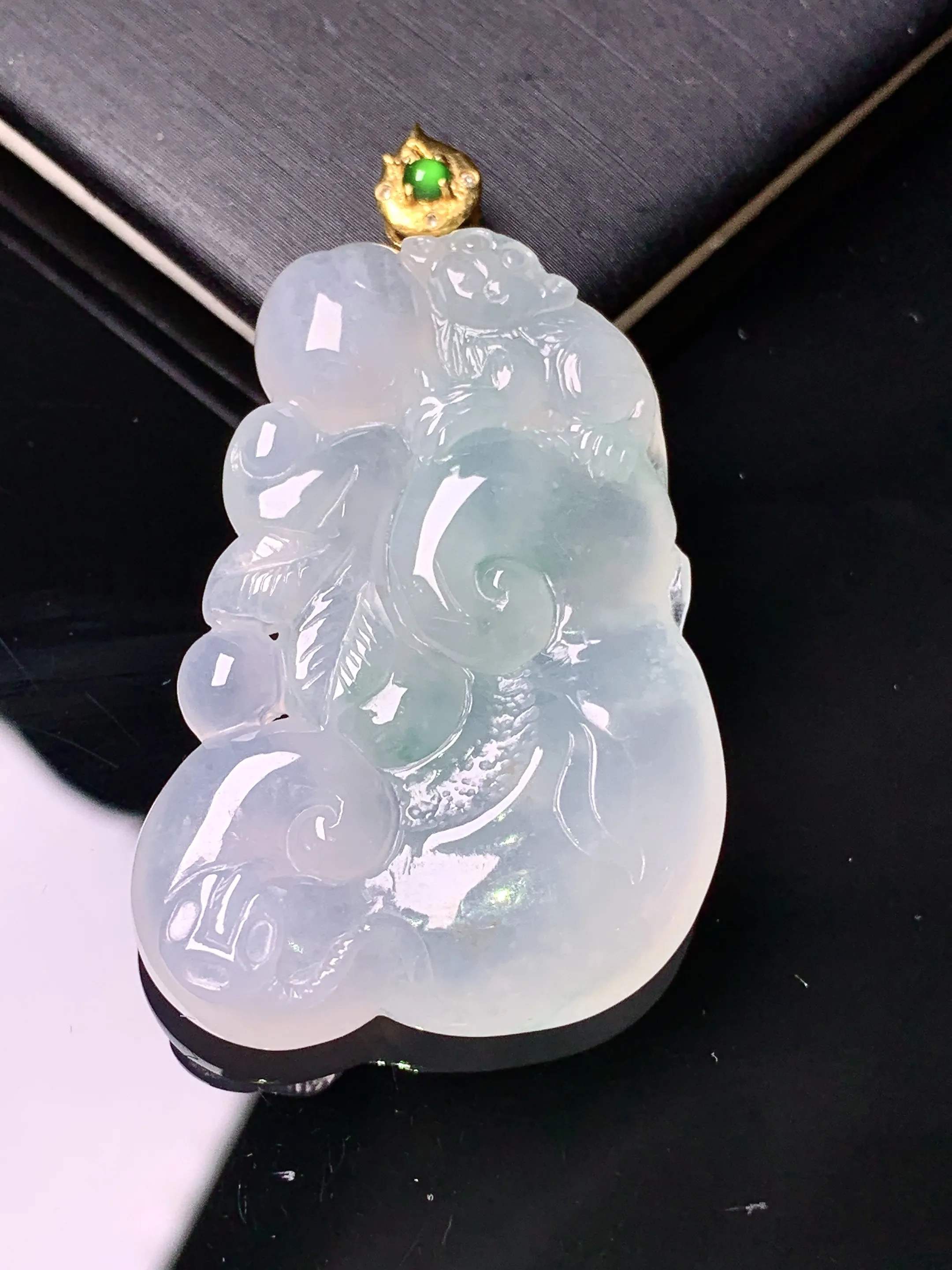 18k金镶嵌冰种如意吊坠 玉质细腻 色泽艳丽清新 整体尺寸47.6*27.6*6.8