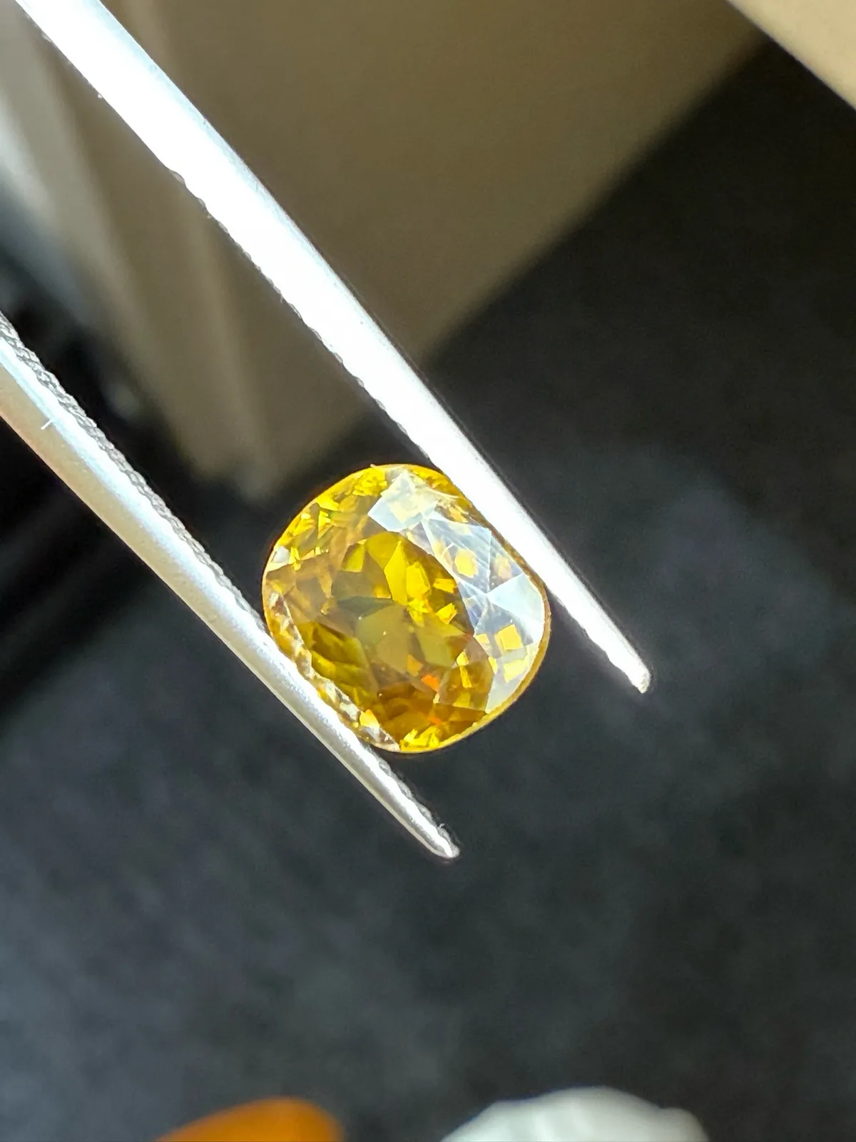 1.905克拉天然榍石戒面裸石，颜色超美，火彩超好，尺寸：7.8*7.1*4.3mm