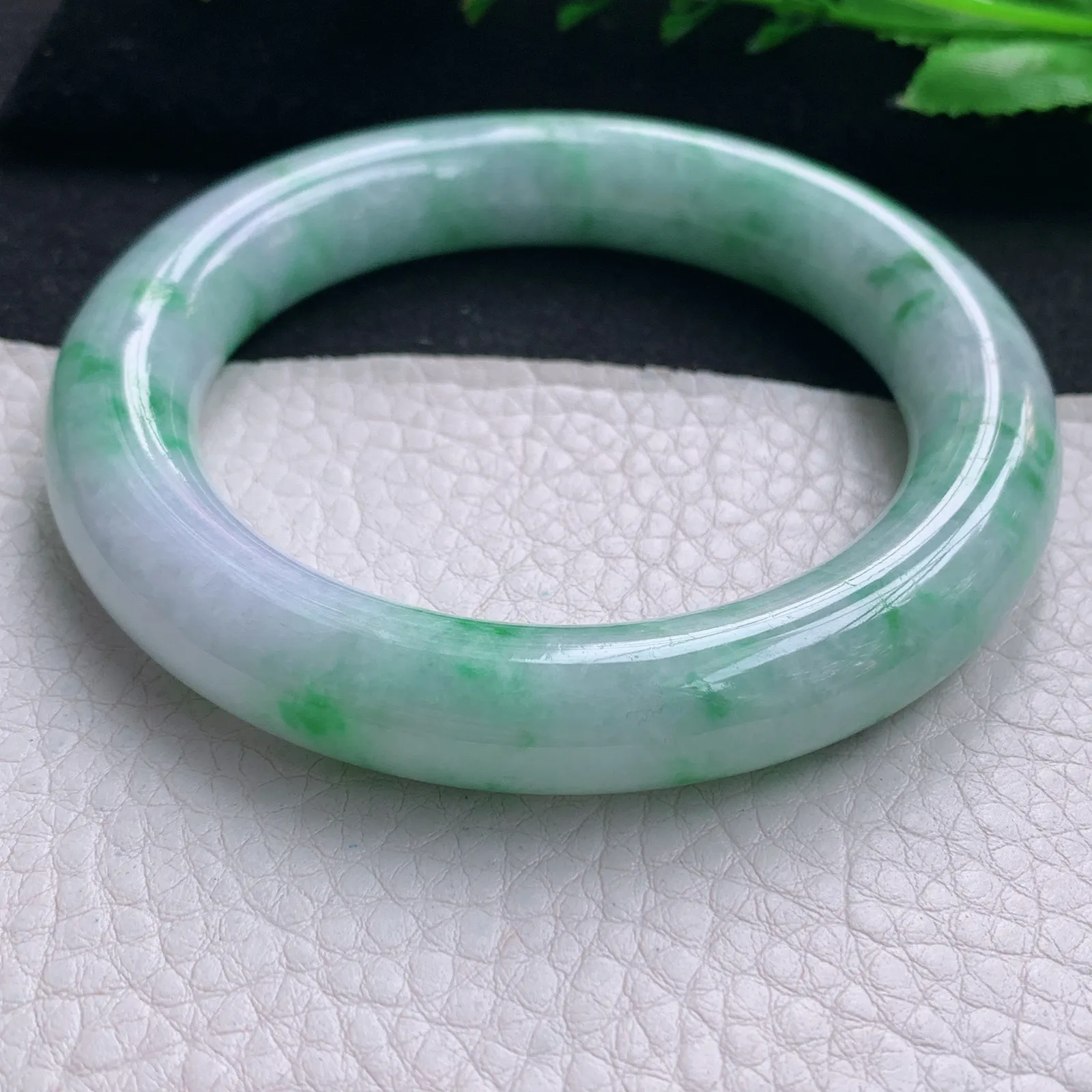 n实拍59*12.2*12胖圆镯 天然缅甸翡翠飘绿大气水润圆条玉手镯 正圈玉手环