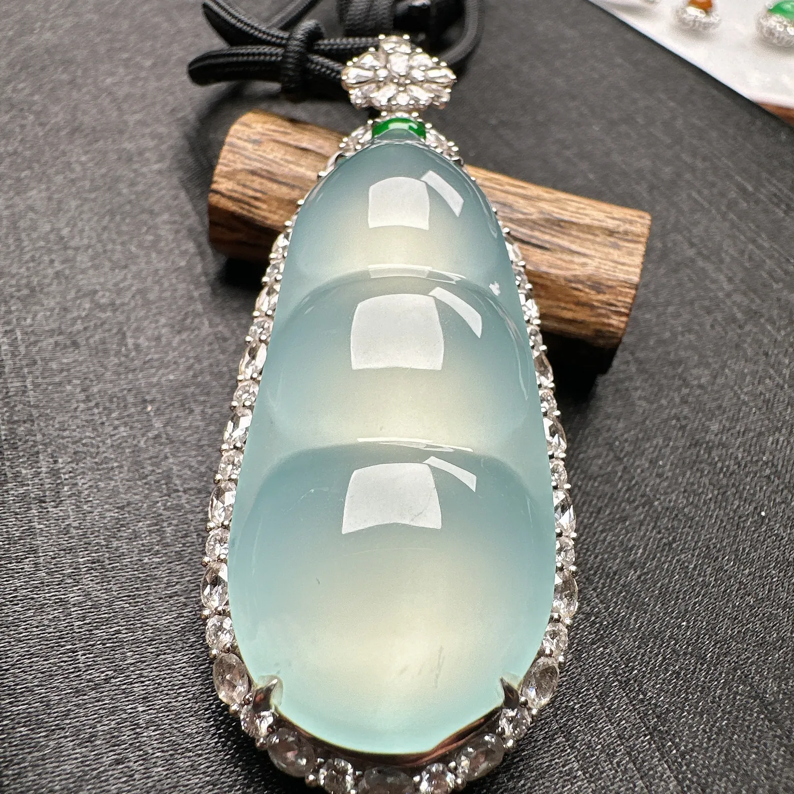 【冰种巨无霸福豆吊坠】天空蓝老料，起钢光，种地上乘，冰感十足，通透起光，饱满圆润，收藏品质，18k金