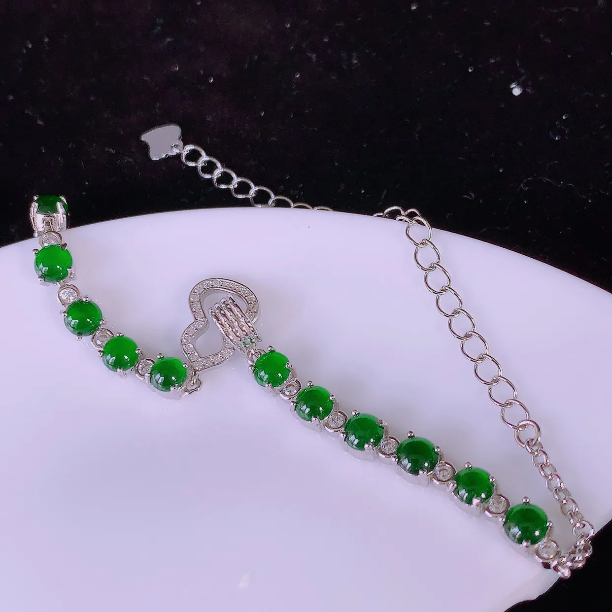 冰透满绿翡翠925银镶嵌手链，自然光实拍，翠色灵动，颜色漂亮，种老水足，品相佳，佩戴佳品！#97.13取一整体3.8*3.8*4裸石3.8*3.8