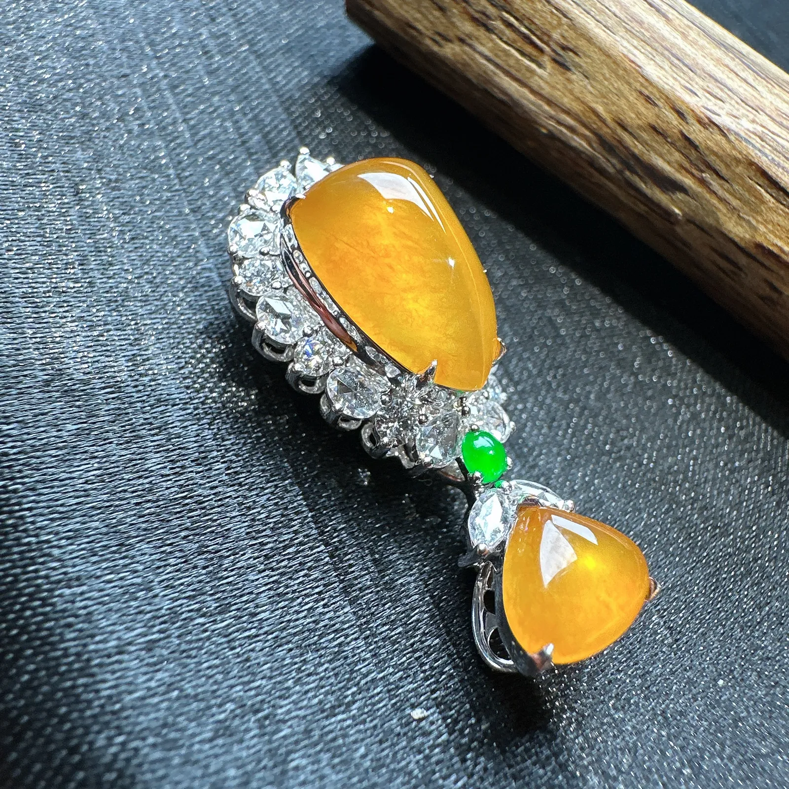 【冰种黄翡水滴吊坠】质地细腻，冰润透亮，光泽出众，18k金钻镶嵌，裸石尺寸12.4*8.8*4.8毫米。