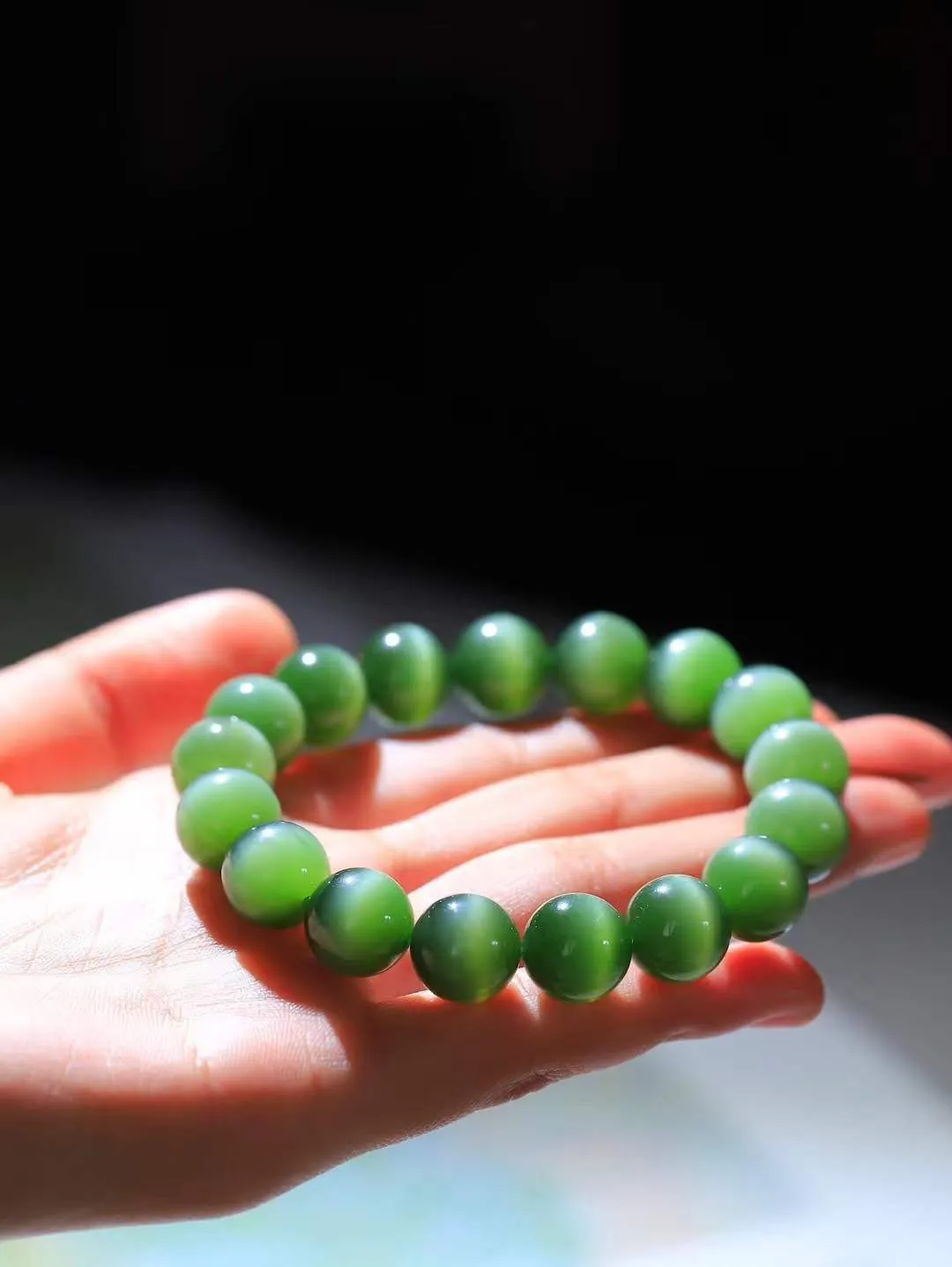 （猫眼手串）

收藏级臻品和田玉碧玉猫眼圆珠手串 质地温润灵动 猫眼儿般的光中，有波光潋滟，也有梦