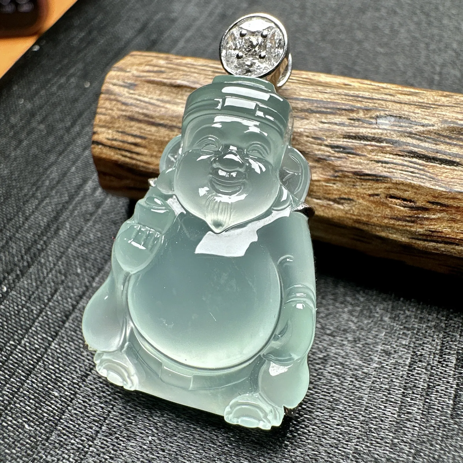 【冰种财神】质地细腻，饱满圆润，笑口常开，18k金钻镶嵌，裸石尺寸26.3*16.2*6毫米