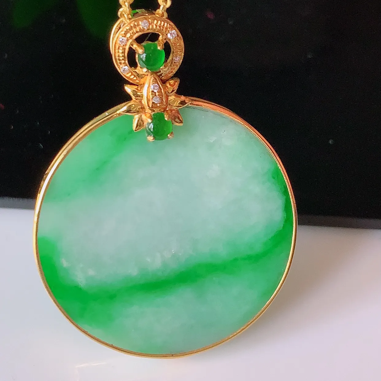 自然光实拍，18K金镶嵌水润飘绿翡翠平安无事牌吊坠，平平安安，无事牌翠色灵动，佩戴平安时尚！#00.13整体35.5*26.8*5裸石26*26