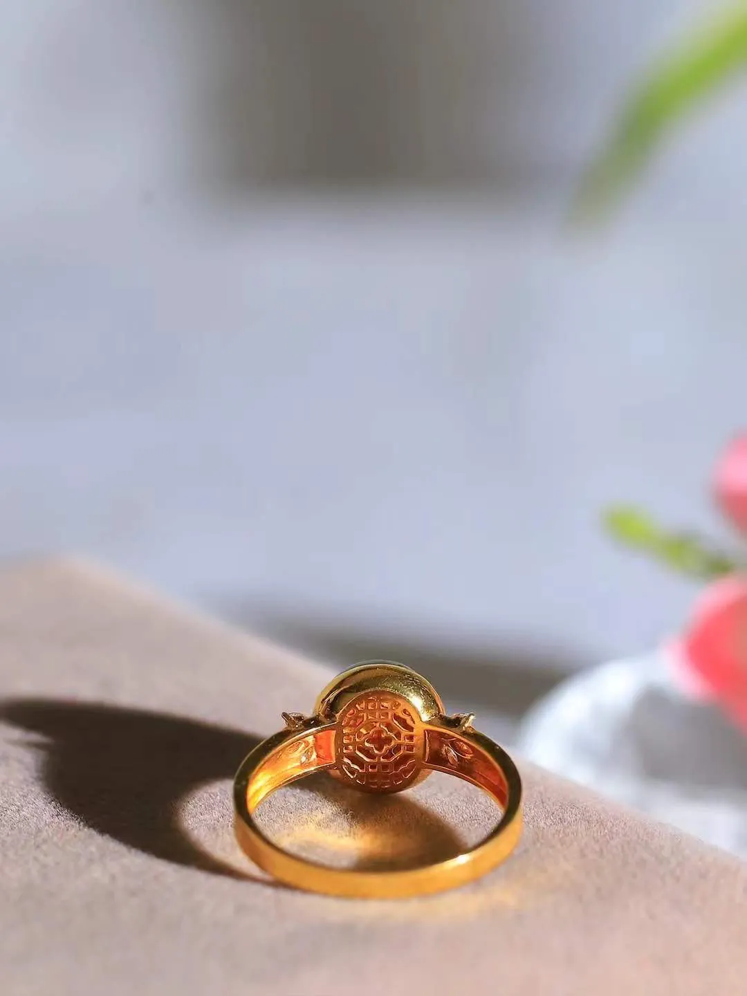 【金镶玉.戒指】

精品和田玉碧玉猫眼18k金镶嵌戒指 玉质细腻温润 油性十足 ，不论时光如何流转变化，这枚戒指始终闪耀着最初的光芒。精工镶嵌18K金 （保真金 可检测贵金属18K金） 重2.5克 尺寸17-8.5-8mm 78171455A