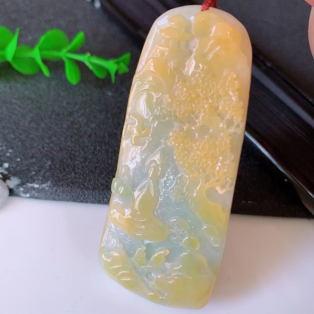 自然光实拍，冰润黄翡双彩翡翠悟道吊坠，悟道寓意“祥和，安宁，吉祥，幸福”，佩戴效果优雅迷人，性价比超高！#41.13