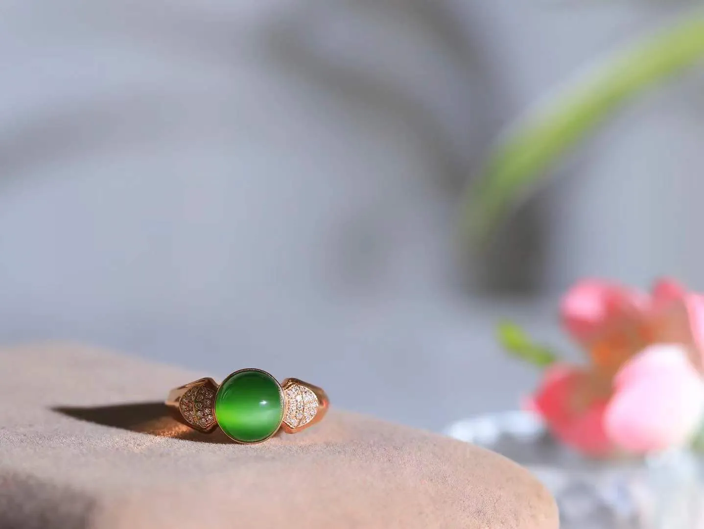 【金镶玉.戒指】

精品和田玉碧玉猫眼18k金镶嵌戒指 玉质细腻温润 油性十足 ，不论时光如何流转变