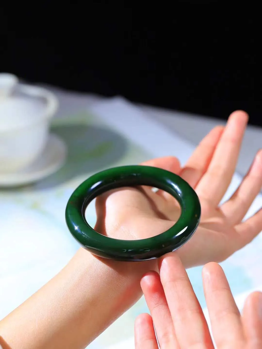 【温润如心.镯】

收藏级臻品和田玉碧玉圆条手镯，精选上等碧玉料，色泽清透，质地细腻。佩戴它，感受