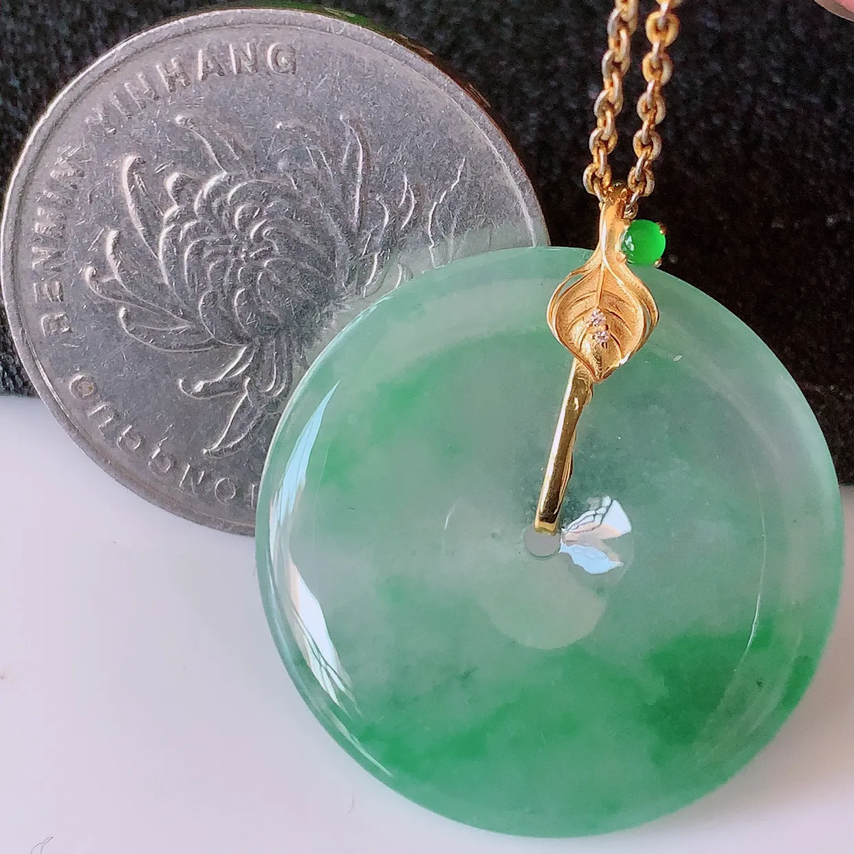 18K金镶嵌冰种飘绿翡翠平安扣吊坠，平安是福；翠色灵动，很美的料子，平安扣佩戴优雅迷人！#41.13整体28*25.5*5.5裸石25.5*25.5