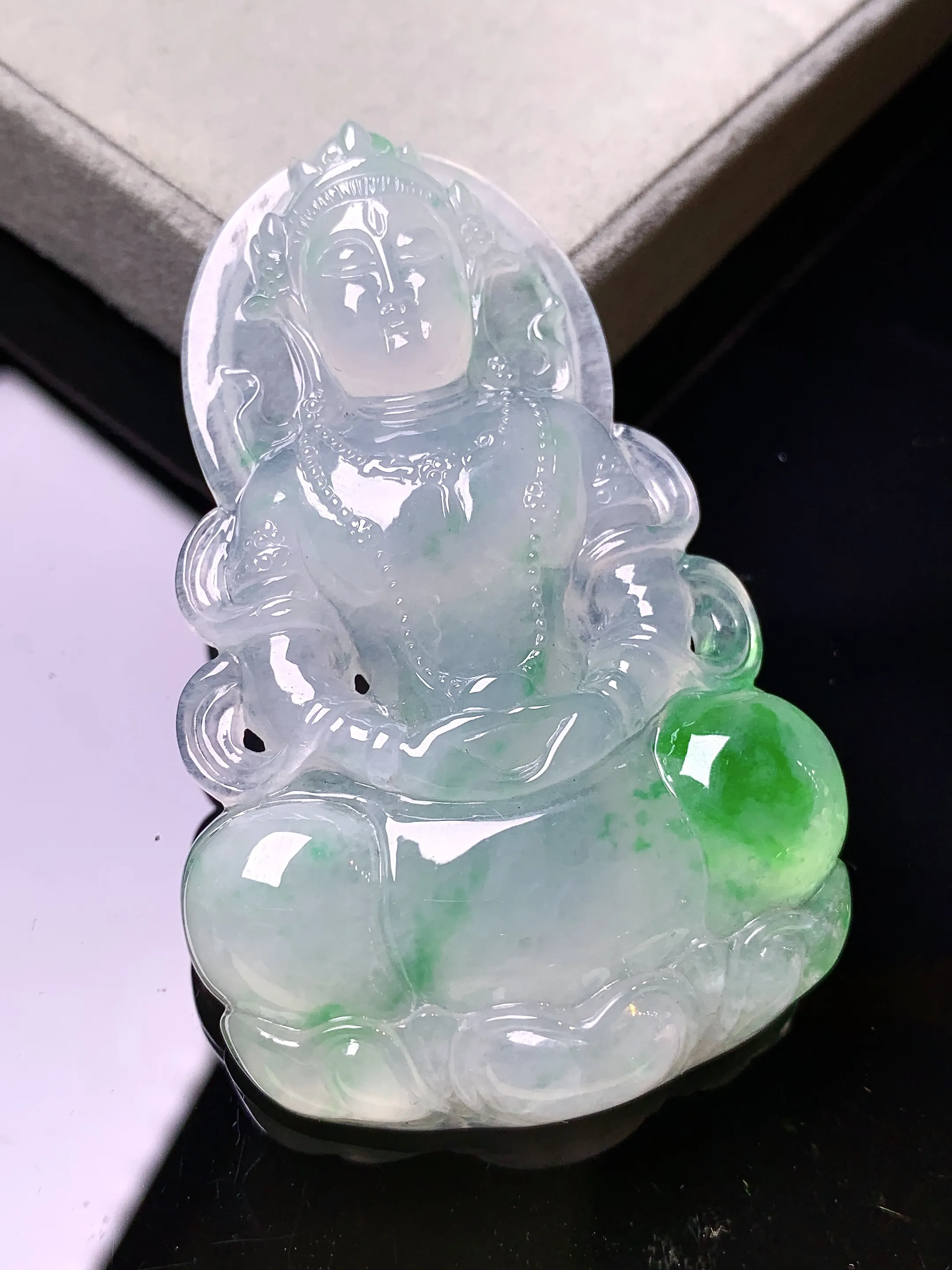 飘绿度母观音菩萨吊坠 玉质细腻 色泽艳丽清新 整体尺寸59.5*38.5*8.5