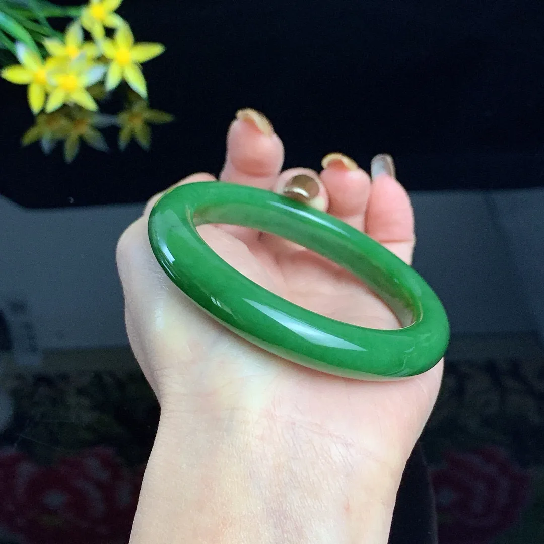 和田玉56圈口阳绿色碧玉手镯！玉质细腻油润 底色纯净 无裂无棉 脂粉好，品质高