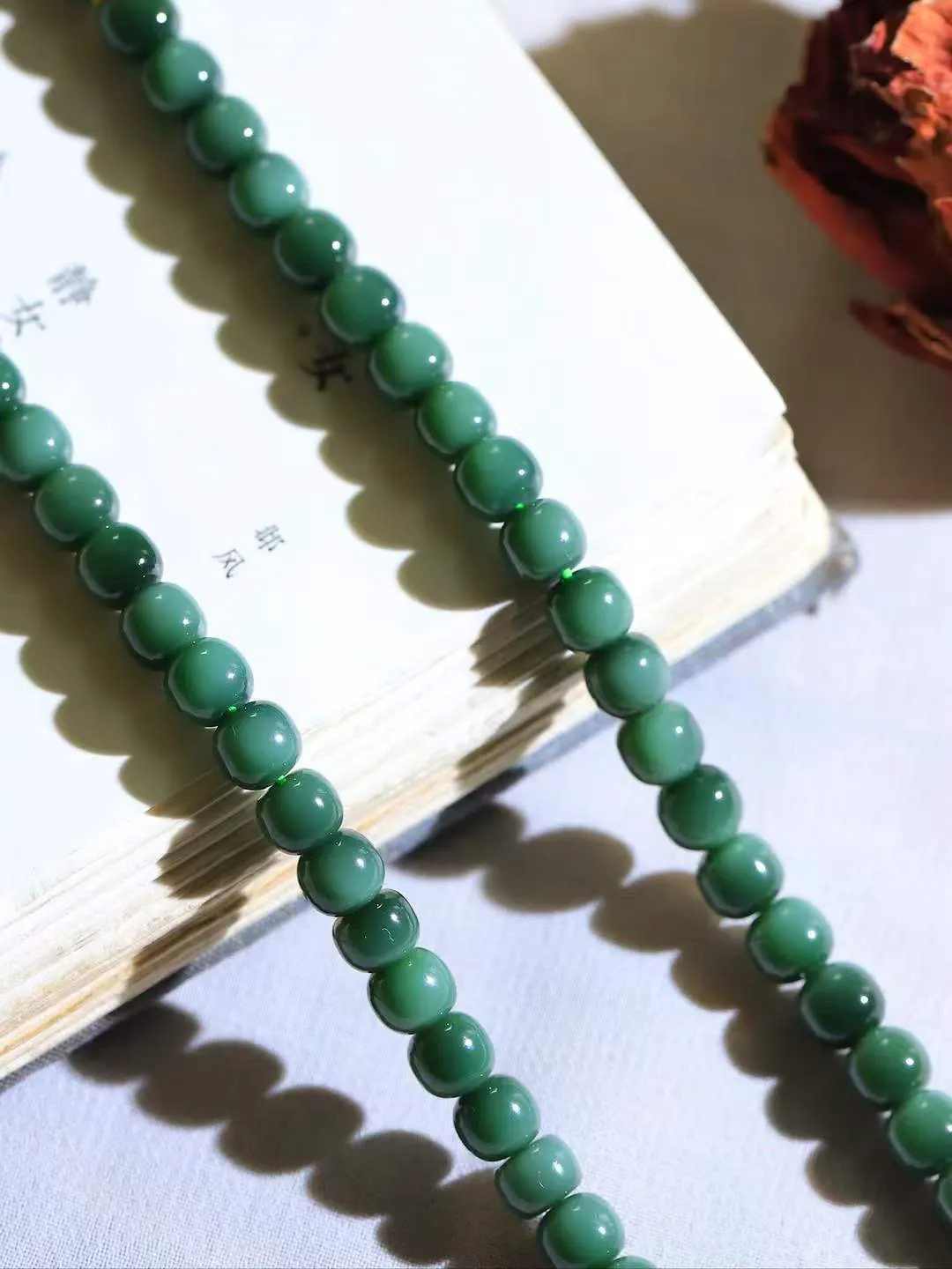 （老型珠.项链）

精品和田玉碧玉猫眼老型珠项链 玉质温润细腻 佩戴舒适。间关莺语花底滑，一生美好时光，无论身在何处，都有它相伴相守。事事顺遂，幸福美满，吉祥如意。重39.5克   尺寸取一5.2-5.9mm   FDL-791273031