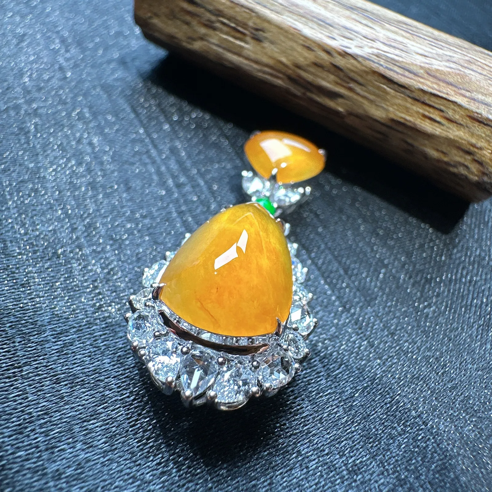 【冰种黄翡水滴吊坠】质地细腻，冰润透亮，光泽出众，18k金钻镶嵌，裸石尺寸12.4*8.8*4.8毫