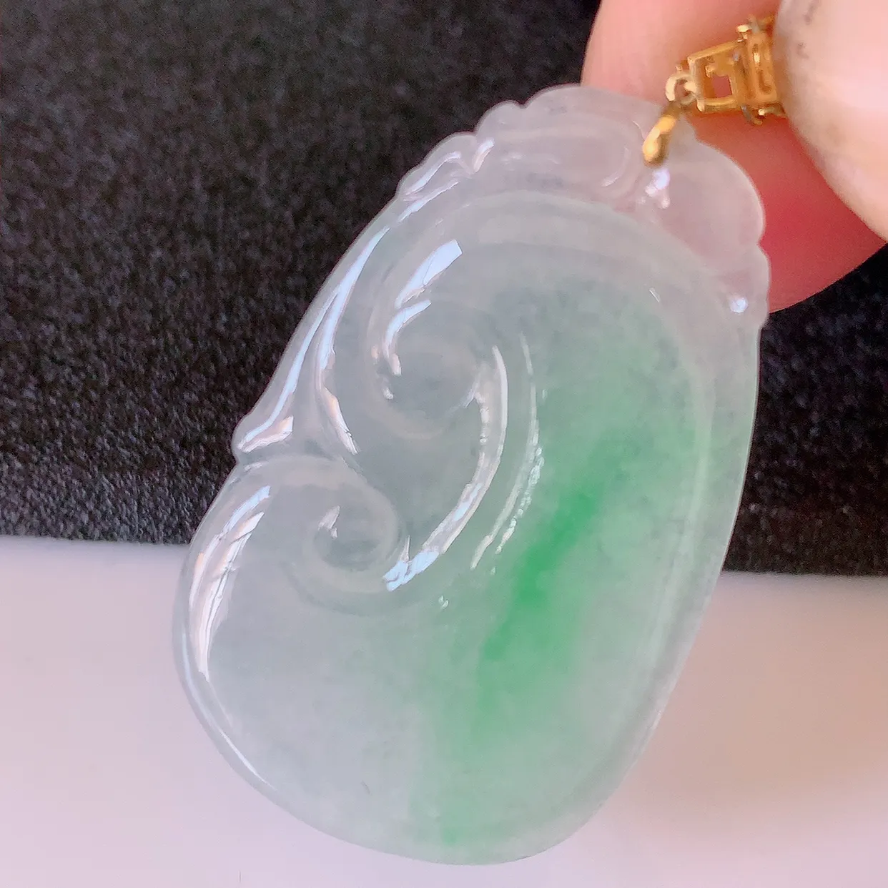 18K金镶嵌冰种飘绿翡翠如意吊坠，简单的镶嵌设计、让玉坠百搭又精致，寓意着吉祥，事事如意！#41.1