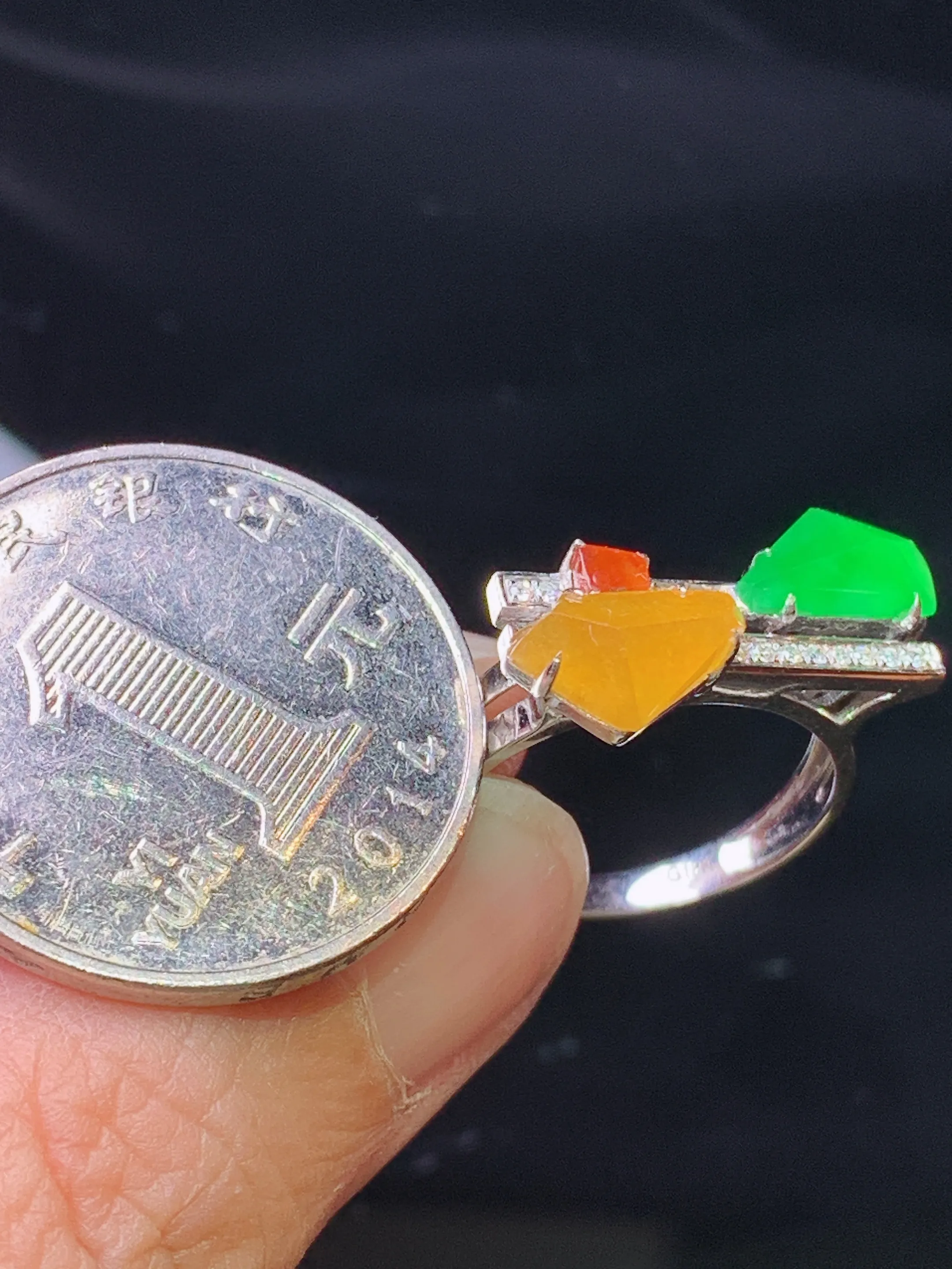 18k金钻镶嵌黄绿随形戒指 玉质细腻 色泽艳丽清新 圈口14 整体尺寸10*6.3*3.6