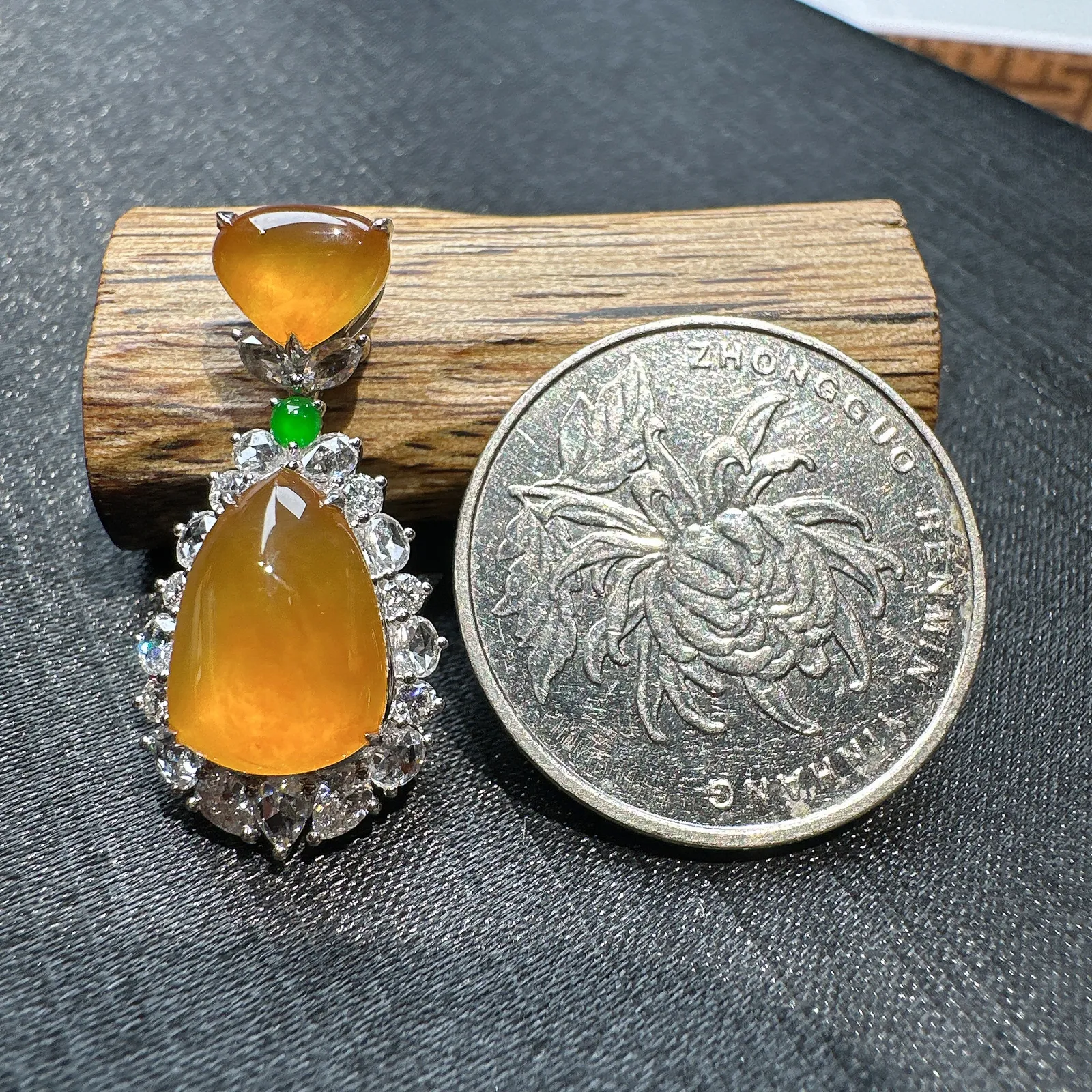 【冰种黄翡水滴吊坠】质地细腻，冰润透亮，光泽出众，18k金钻镶嵌，裸石尺寸12.4*8.8*4.8毫米。