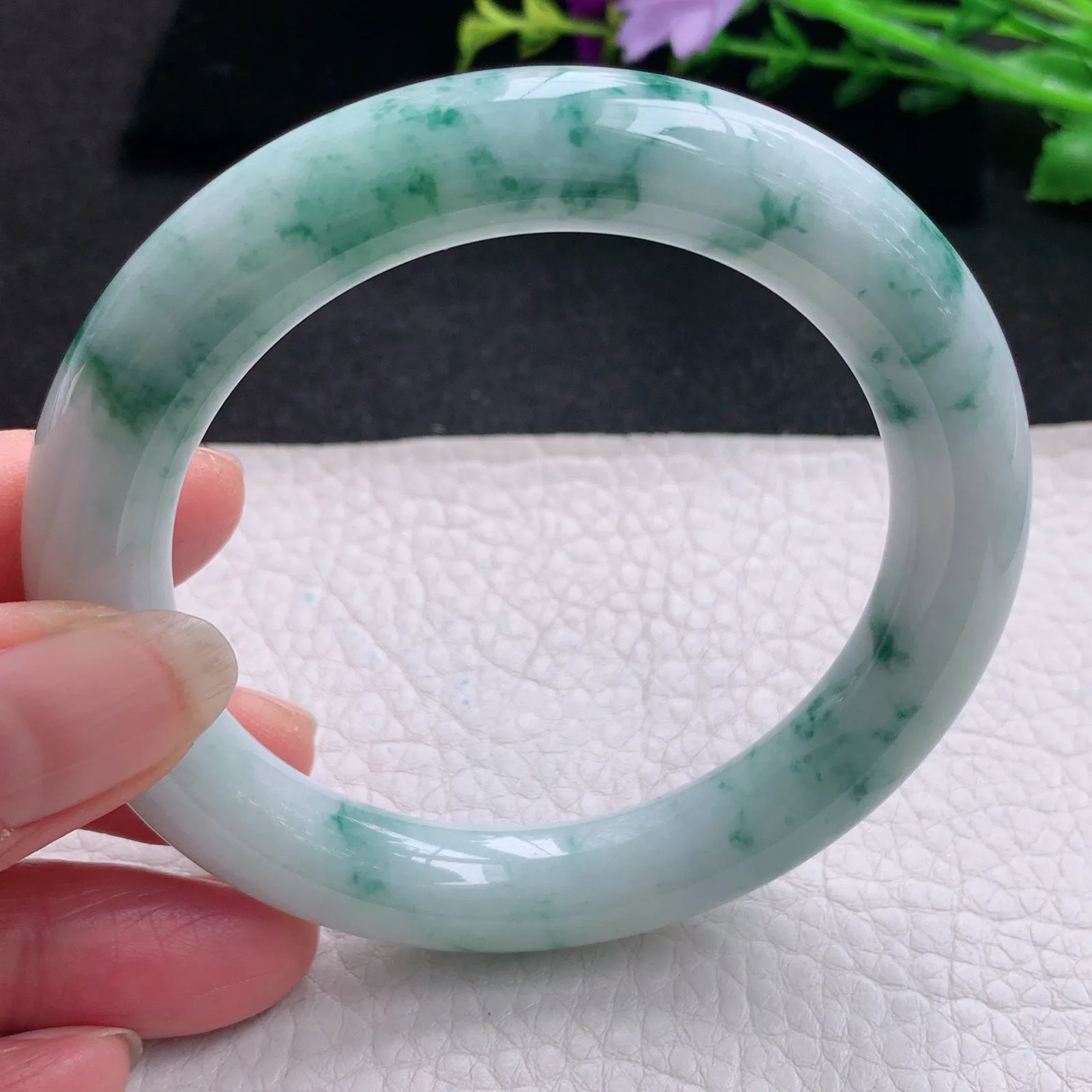 js实拍57*10.8美人镯 天然缅甸翡翠飘花水润玉手镯蓝韵圆条玉手环