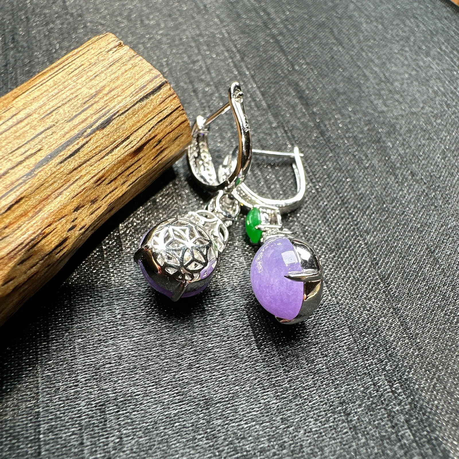 【冰种紫蛋面耳坠】质地细腻，色泽鲜亮，光泽度不错，18k金钻镶嵌，裸石尺寸8.8*8.6*3.8毫米