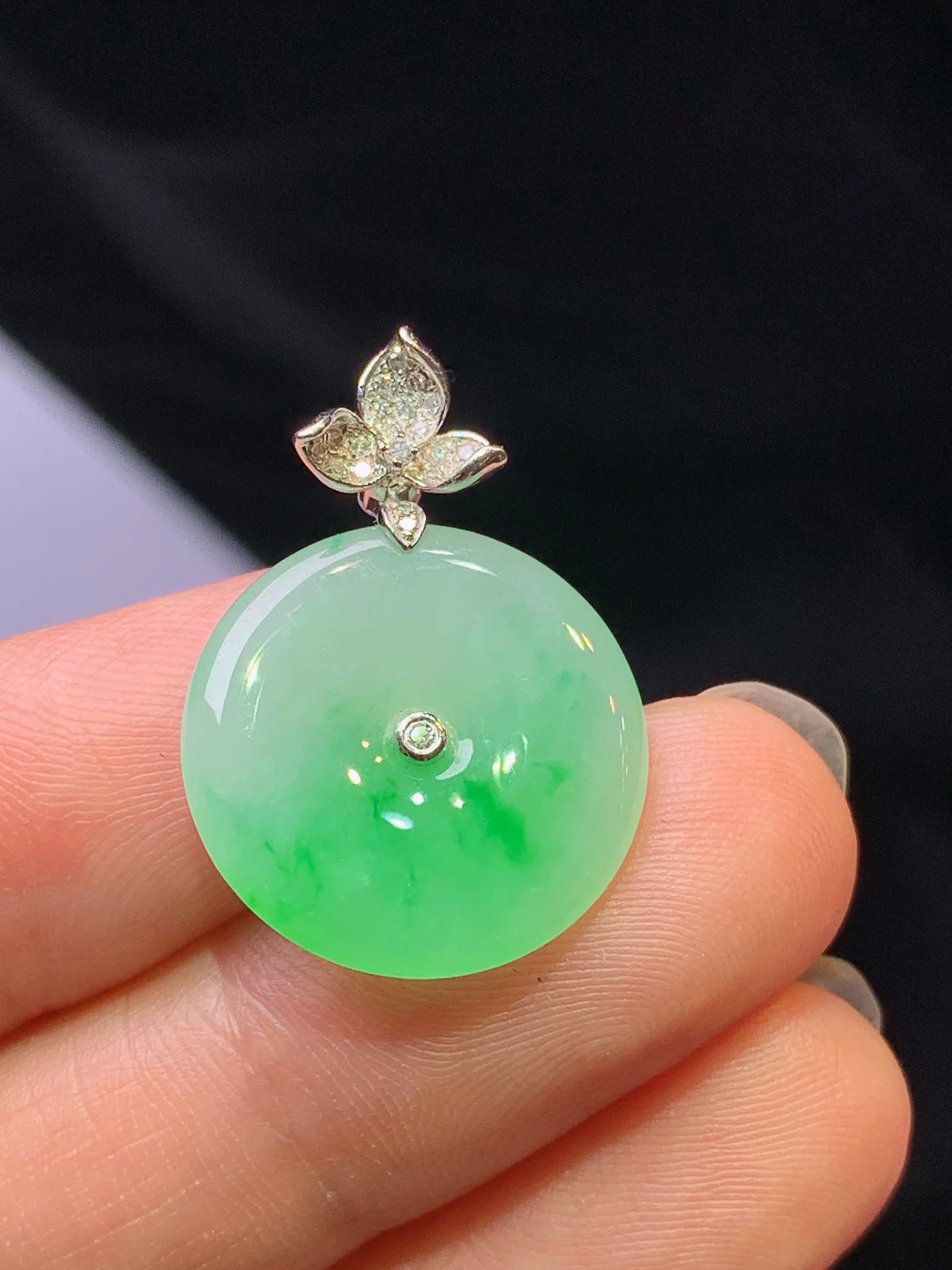 18k金钻镶嵌翠绿平安扣吊坠 玉质细腻 色泽艳丽清新 整体尺寸24.5*17.5*3.3