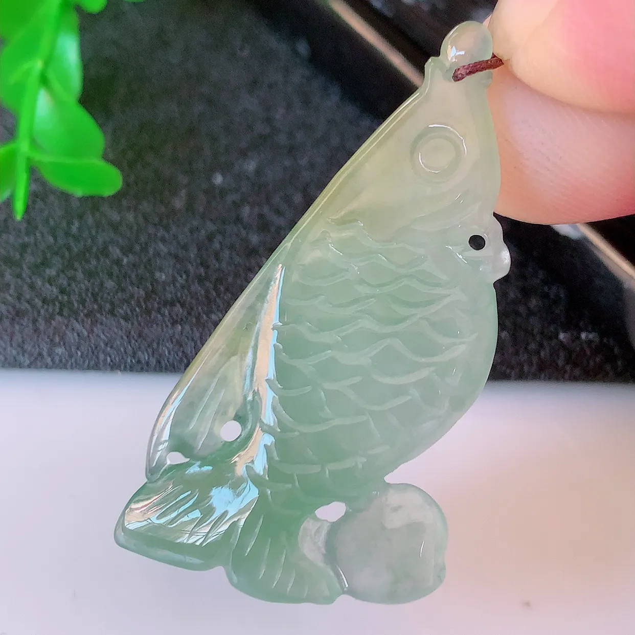 自然光实拍，冰种黄翡双彩翡翠年年有余，鱼吊坠，自由自在，寓意财源广进，雕工婉约，栩栩如生，佩戴优雅迷人！#60.13