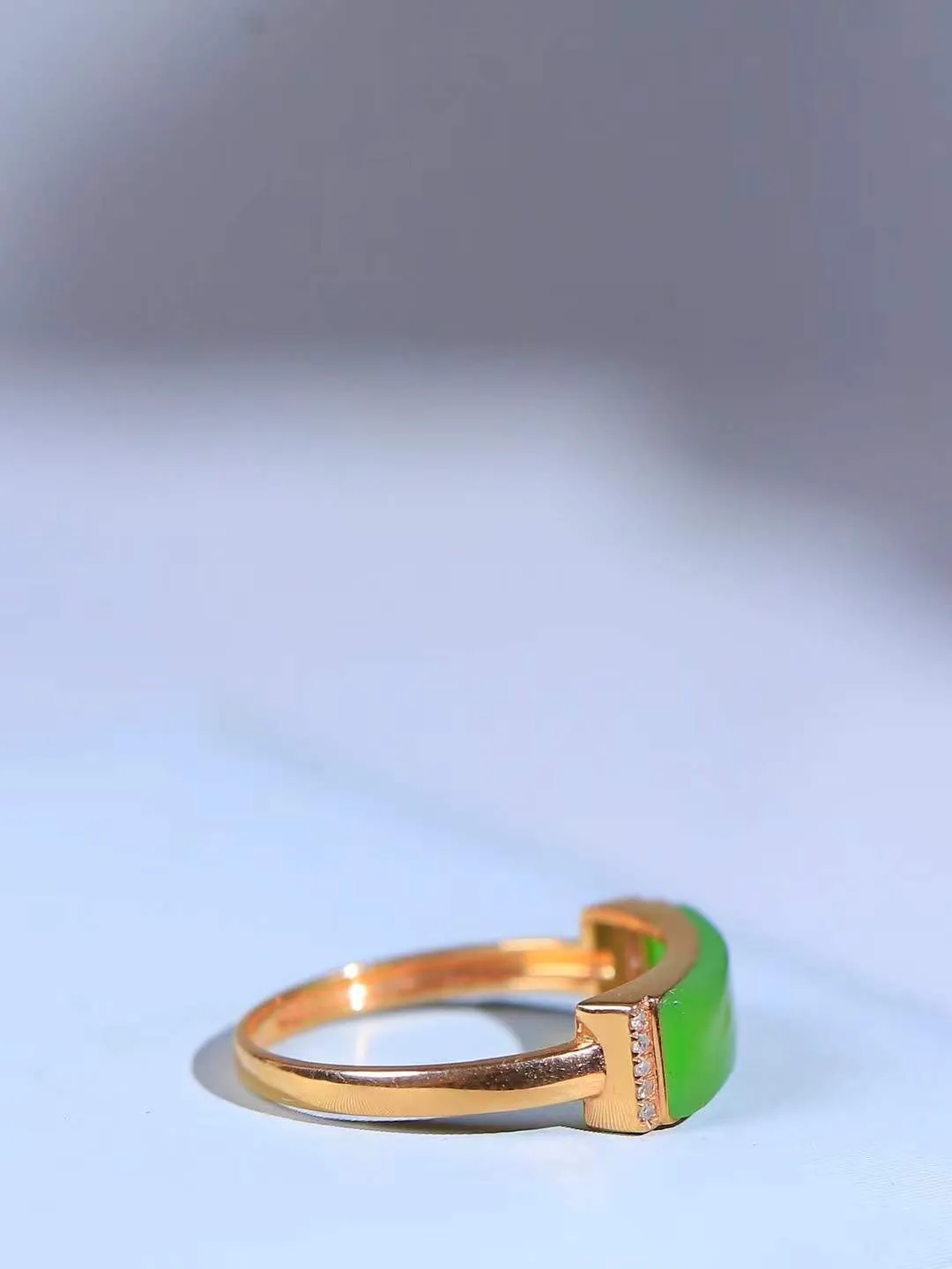 【金镶玉.戒指】

精品和田玉碧玉18k金镶嵌戒指 玉质细腻温润 油性十足 ，不论时光如何流转变化，