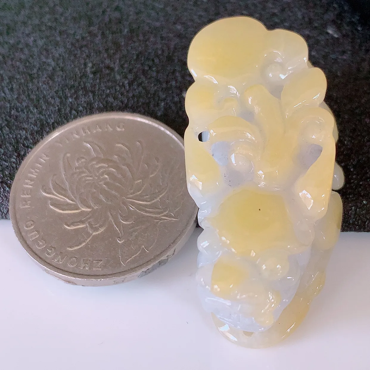 自然光实拍，冰润黄翡双彩翡翠一对招财貔貅吊坠，民间有“一摸貔貅运程旺盛，再摸貔貅财运滚滚，三摸貔貅平步青云 ”的美好祝愿。#41.13尺寸37.5*16.8*15.5，35-15.5-16