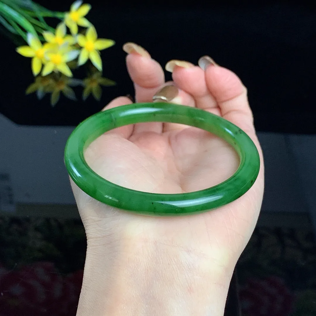 和田玉60.5圈口阳绿色碧玉手镯！玉质细腻油润 底色纯净 无裂无棉 脂粉好，品质高