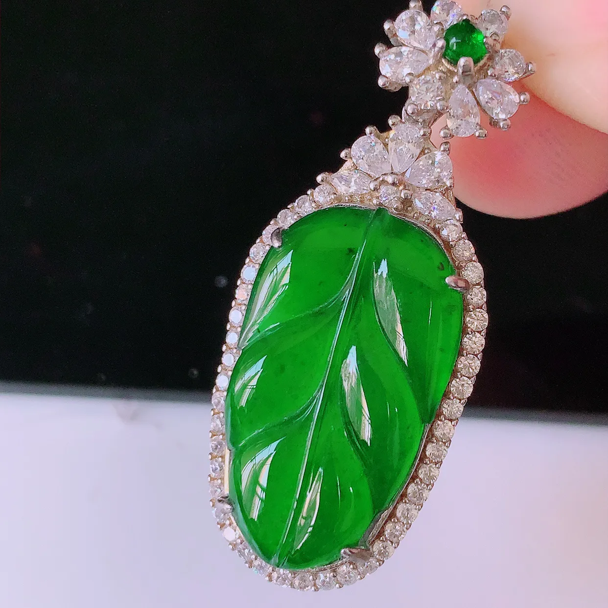 冰透满绿翡翠925银镶嵌叶子吊坠，自然光实拍，翠色灵动，颜色漂亮，种老水足，品相佳，佩戴佳品！#97.13整体37.5-15.8*7.6裸石23*13
