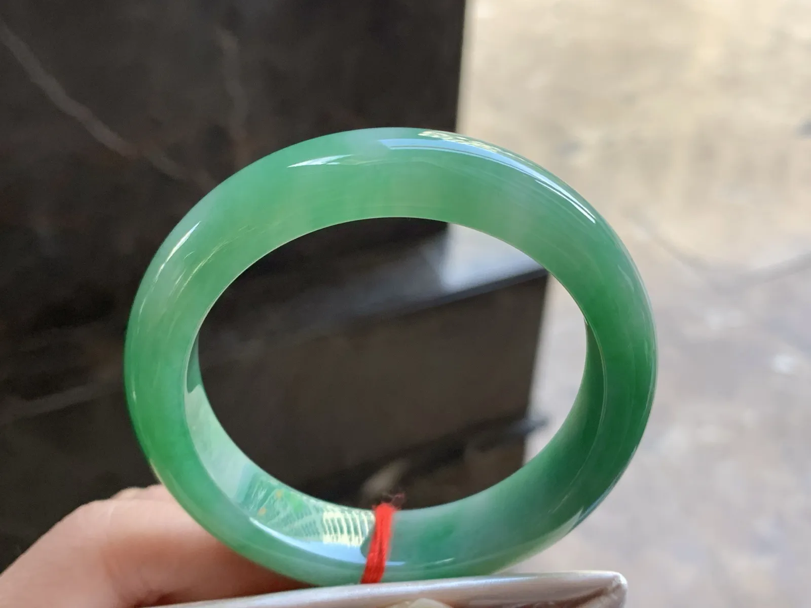 52-12.7-8.4

浓绿色手镯^_^鲜艳