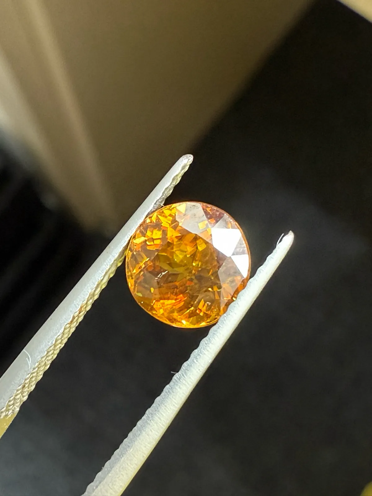 2.085克拉天然榍石戒面裸石，颜色超美，火彩超好，尺寸：7.2*7.2*5.1mm