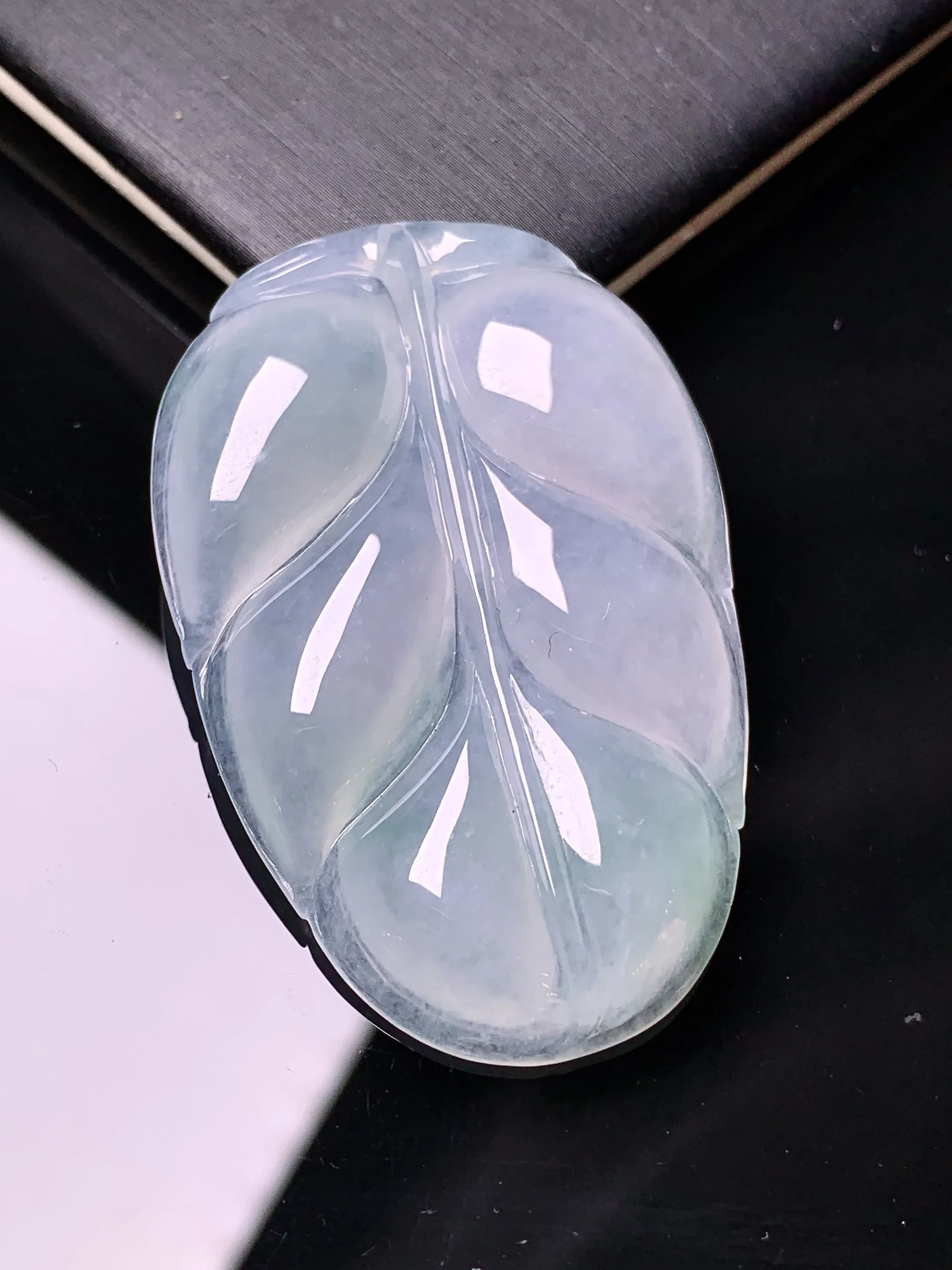 冰种树叶吊坠 玉质细腻 色泽艳丽清新 整体尺寸47*30.5*5.8