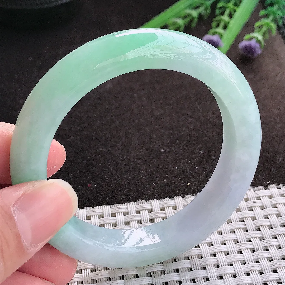 实拍A货翡翠53.5/12.1/9.2老坑秀气冰润飘绿手镯宽边翡翠玉镯女款