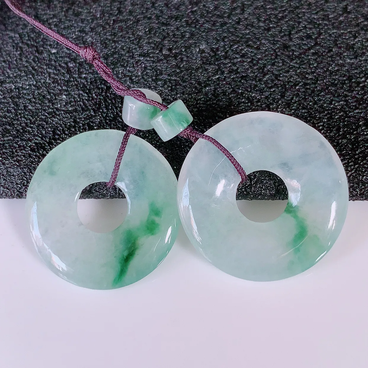 自然光实拍，冰种飘花翡翠一对平安扣耳坠，翠色灵动，玉质细腻，颜色漂亮，品相佳，佩戴佳品！配银线 #4