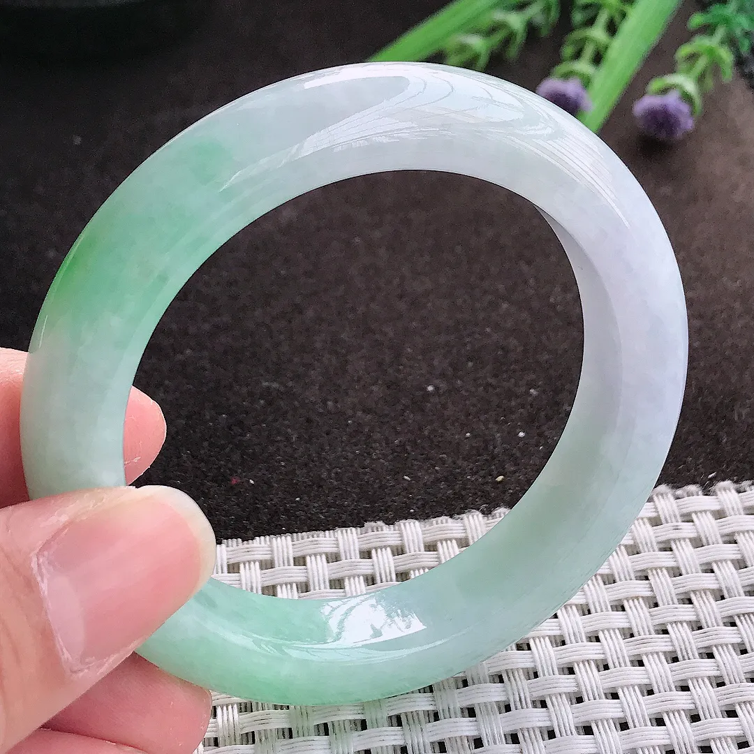 实拍A货翡翠53.5/12.1/9.2老坑秀气冰润飘绿手镯宽边翡翠玉镯女款