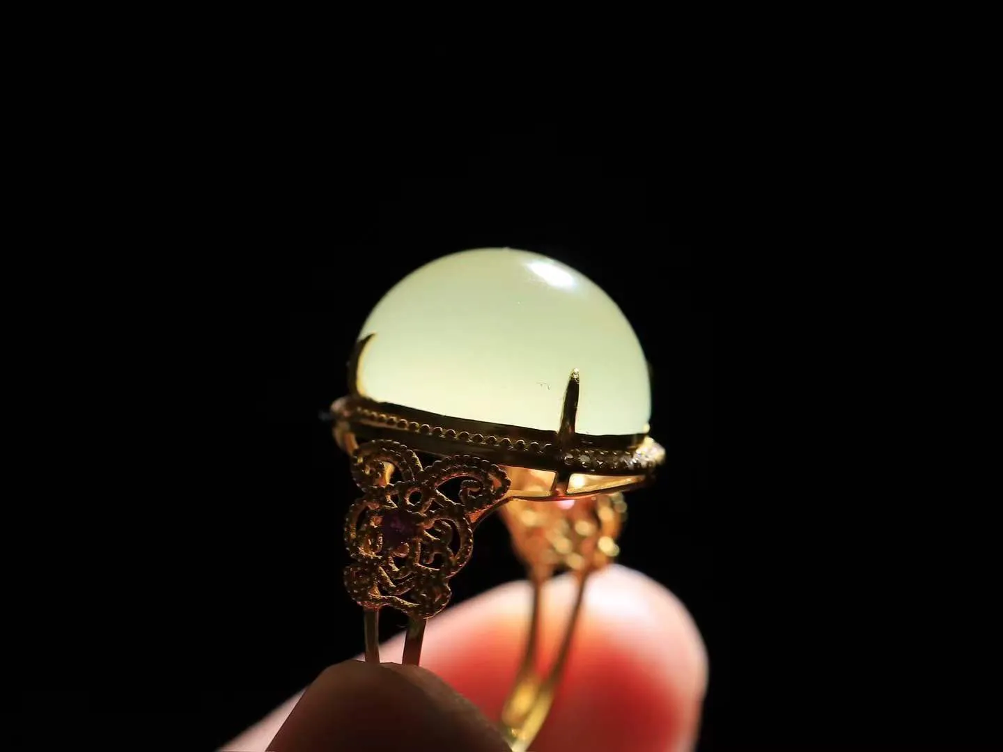 【金镶玉.戒指】

精品和田玉黄口18k金镶嵌戒指 玉质细腻温润 油性十足 ，不论时光如何流转变化，这枚戒指始终闪耀着最初的光芒。精工镶嵌18K金 （保真金 可检测贵金属18K金） 重5克 尺寸17.5-16-12mm 78171355A