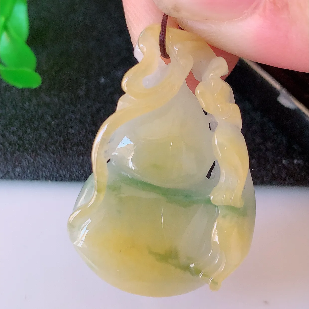 自然光实拍，冰润黄加绿翡翠葫芦吊坠，寓意福禄双全，财源滚滚，清新脱俗，佩戴效果优雅迷人！#60.13