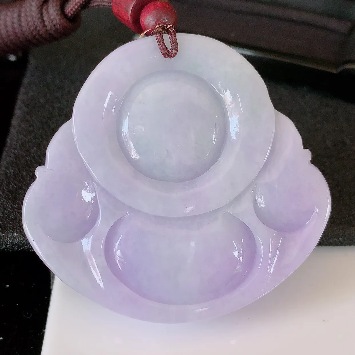 自然光实拍，大件厚装冰润紫罗兰翡翠佛公吊坠，开心笑佛，种老水足，颜色漂亮，立体饱满圆润，佩戴效果赞#46.13
