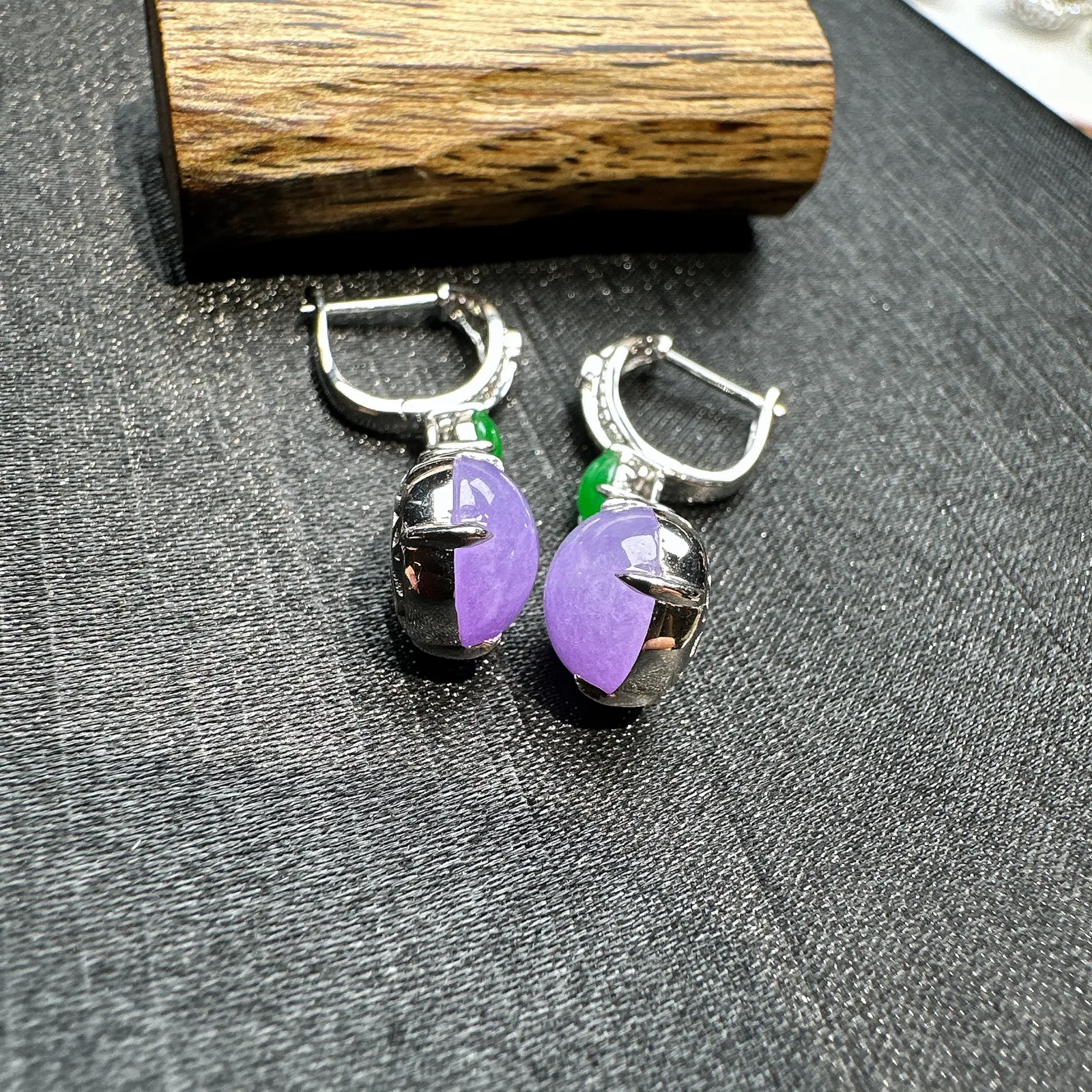 【冰种紫蛋面耳坠】质地细腻，色泽鲜亮，光泽度不错，18k金钻镶嵌，裸石尺寸8.8*8.6*3.8毫米