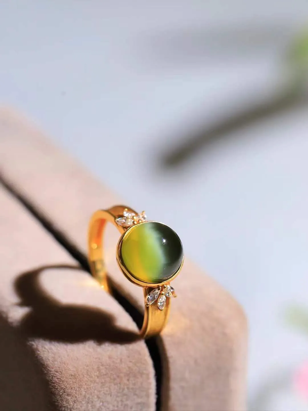 【金镶玉.戒指】

精品和田玉碧玉猫眼18k金镶嵌戒指 玉质细腻温润 油性十足 ，不论时光如何流转变化，这枚戒指始终闪耀着最初的光芒。精工镶嵌18K金 （保真金 可检测贵金属18K金） 重2.5克 尺寸17-8.5-8mm 78171455A