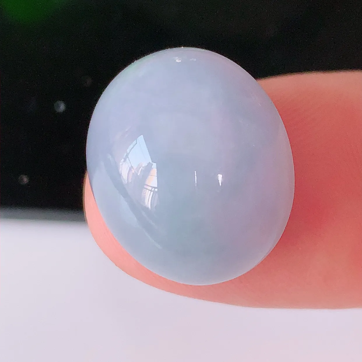 自然光实拍，冰润紫罗兰翡翠戒面，蛋面，翠色灵动，玉质细腻，颜色漂亮，品相佳，镶嵌更靓，佩戴佳品！#00.13尺寸17*14.5*9.8