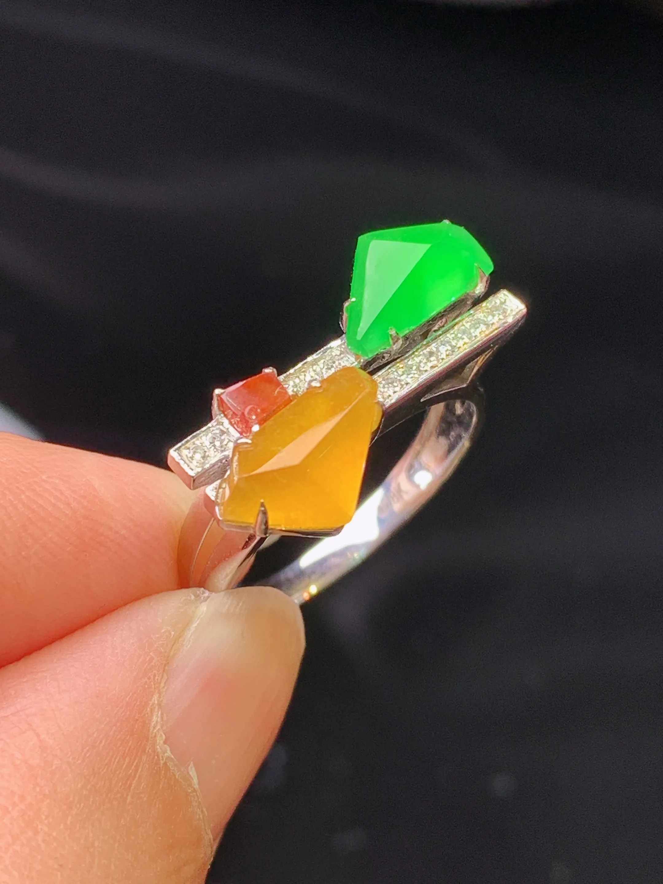 18k金钻镶嵌黄绿随形戒指 玉质细腻 色泽艳丽清新 圈口14 整体尺寸10*6.3*3.6