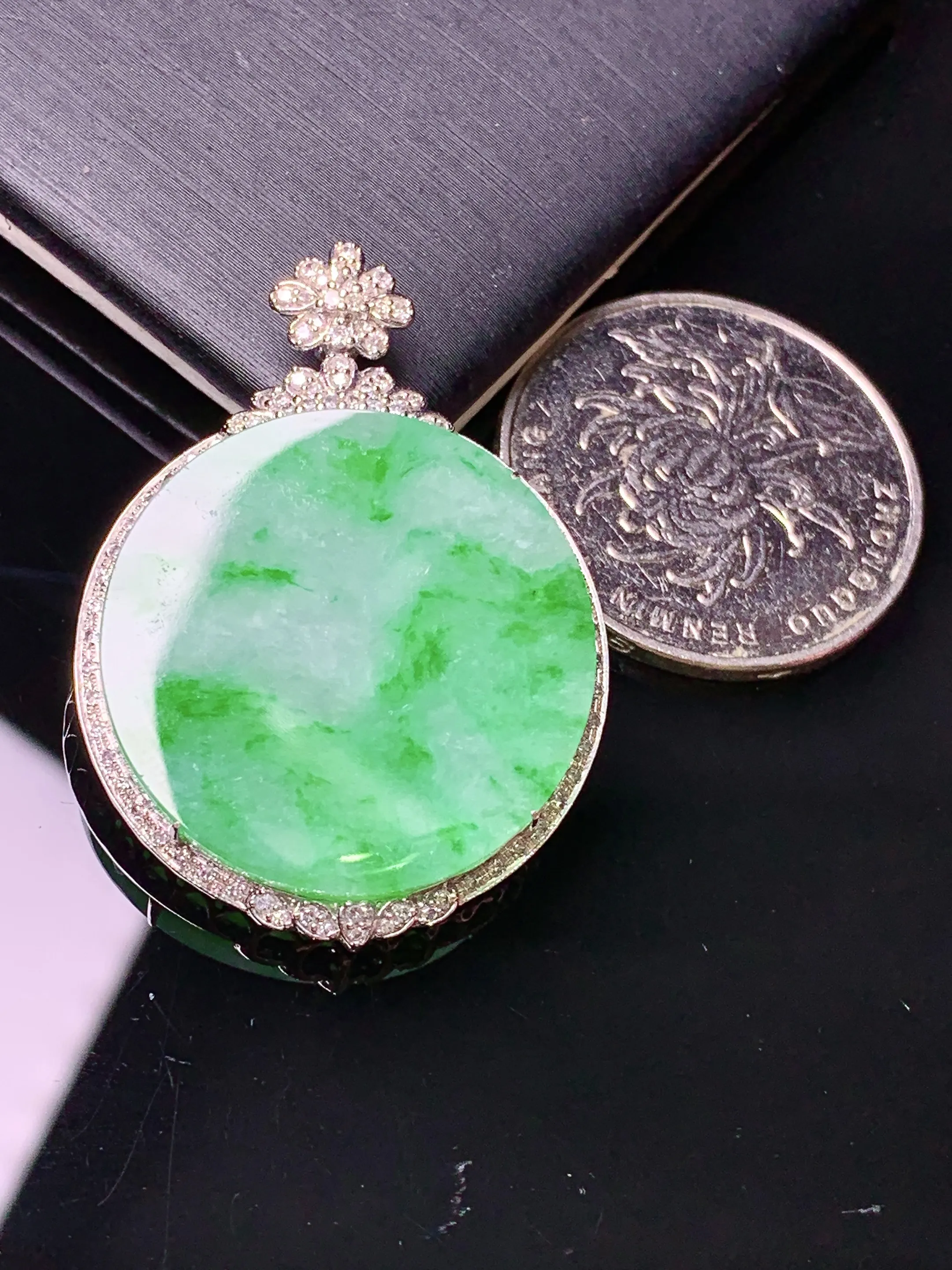 18k金钻镶嵌翠绿圆牌吊坠 玉质细腻 色泽艳丽清新 整体尺寸37*27.2*6.2