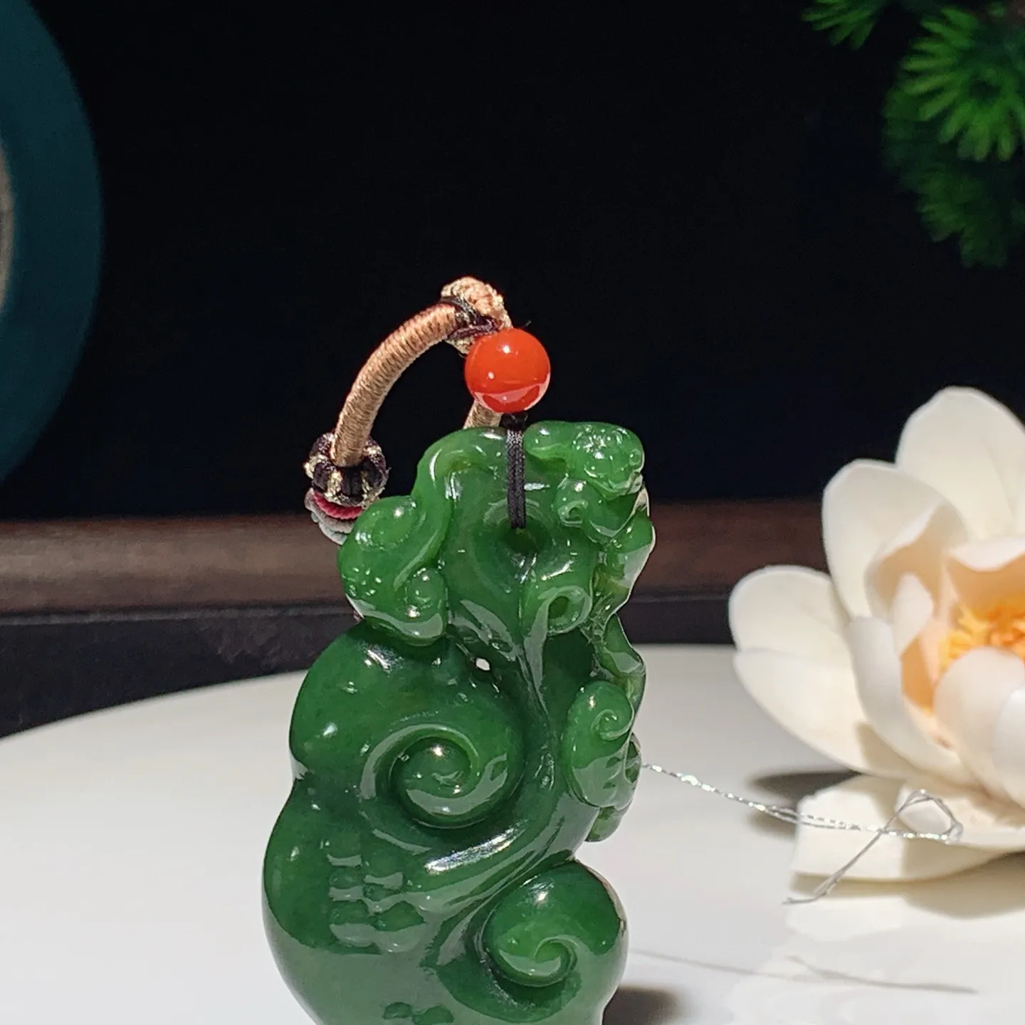 和田玉菠菜绿俄罗斯碧玉如意挂件 尺寸51/27/10重25.4克 玉质细腻油润 底色纯净 脂粉好，品质好。lt260115