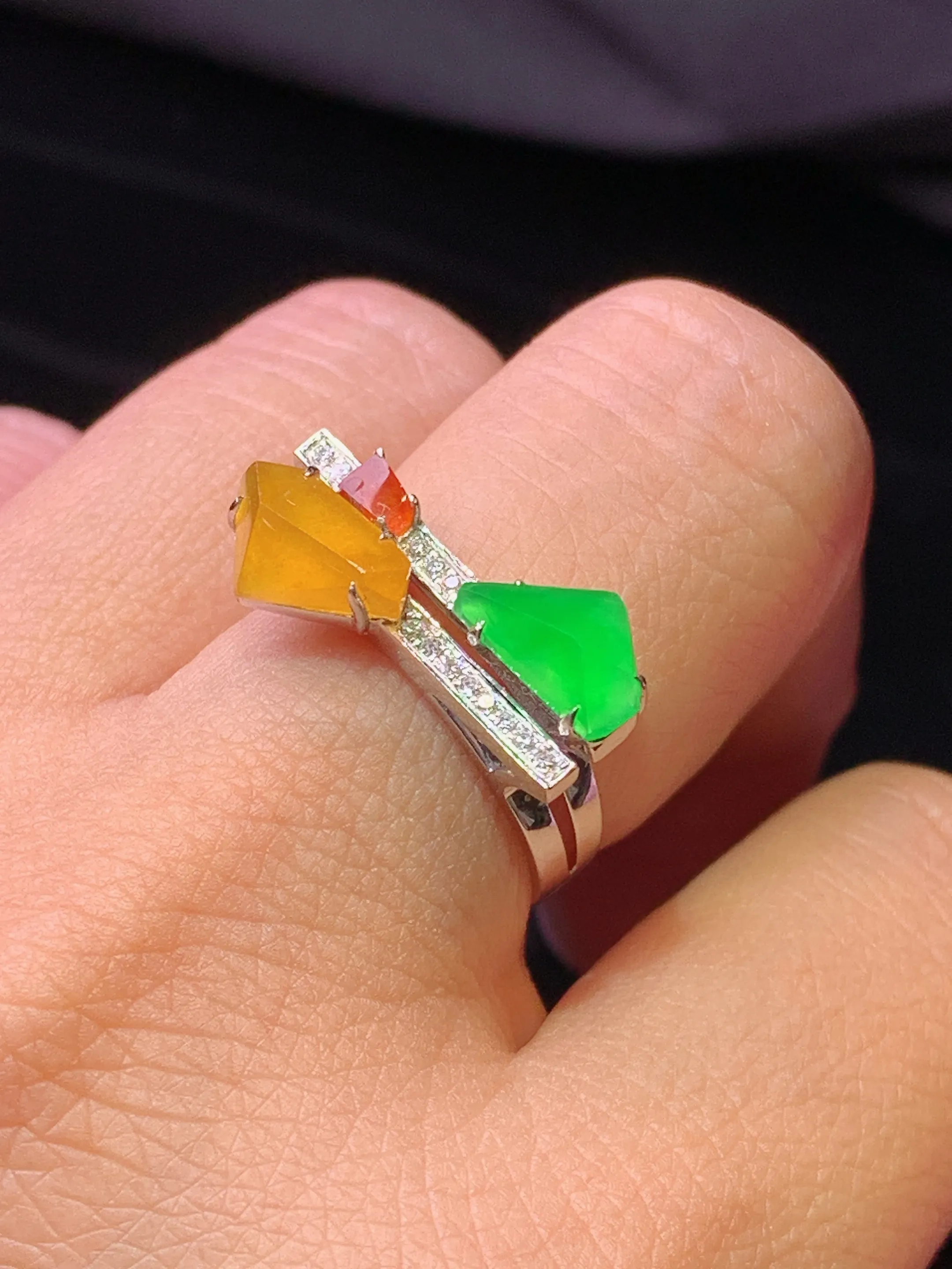 18k金钻镶嵌黄绿随形戒指 玉质细腻 色泽艳丽清新 圈口14 整体尺寸10*6.3*3.6